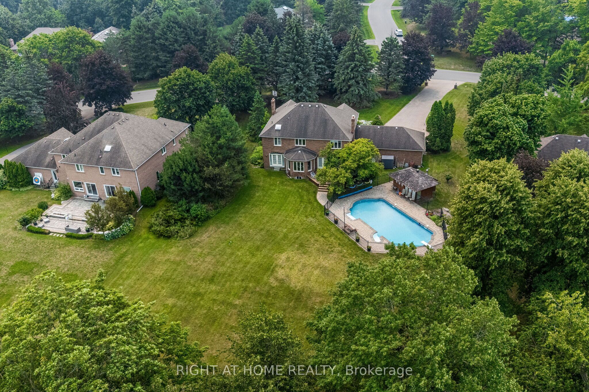 9 Glenridge Drive Property Photo 44