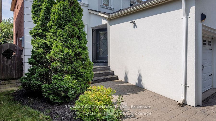 145 Roseborough Crescent Property Photo 2