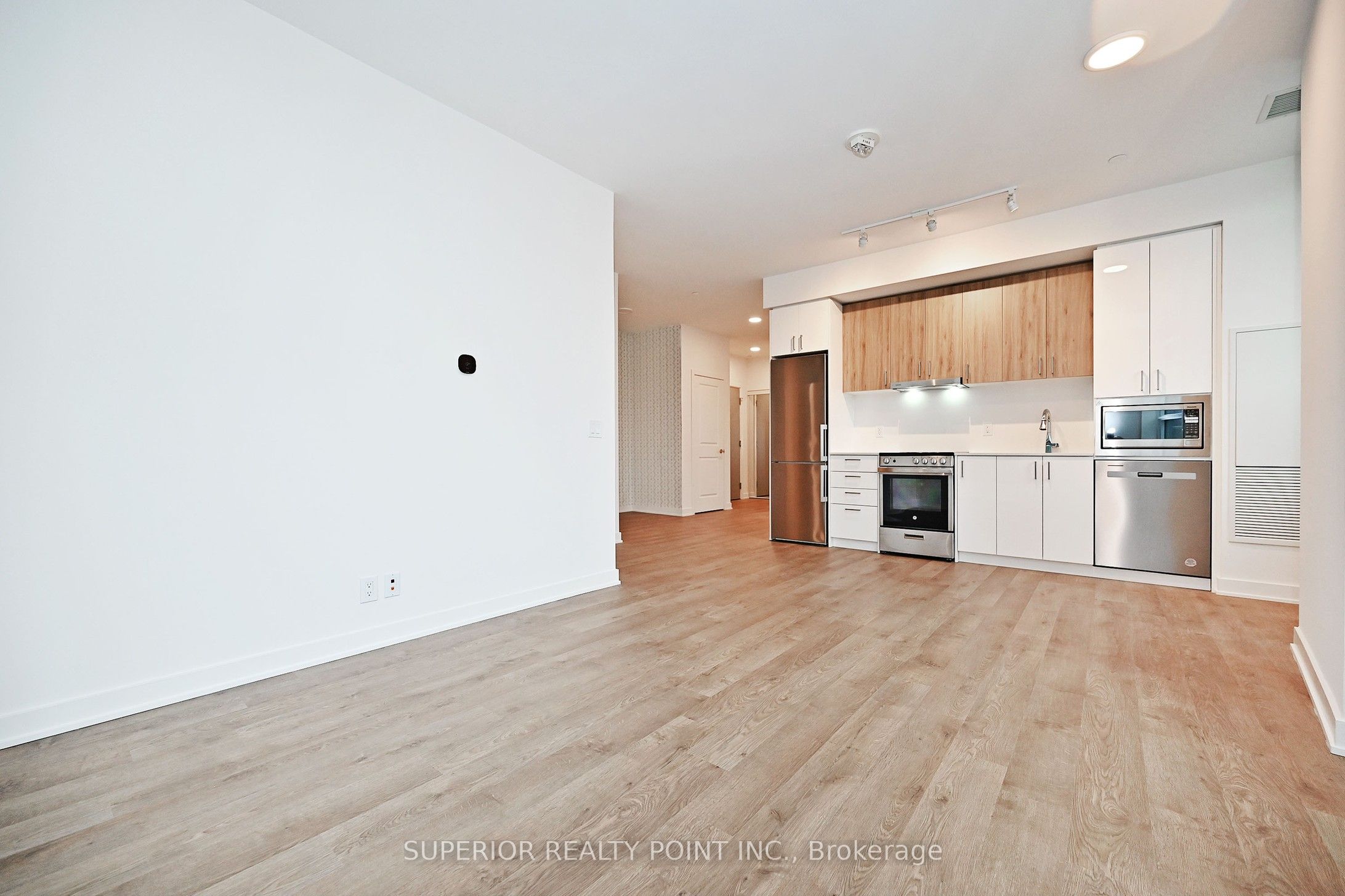30 Upper Mall Way A214 Property Photo 12