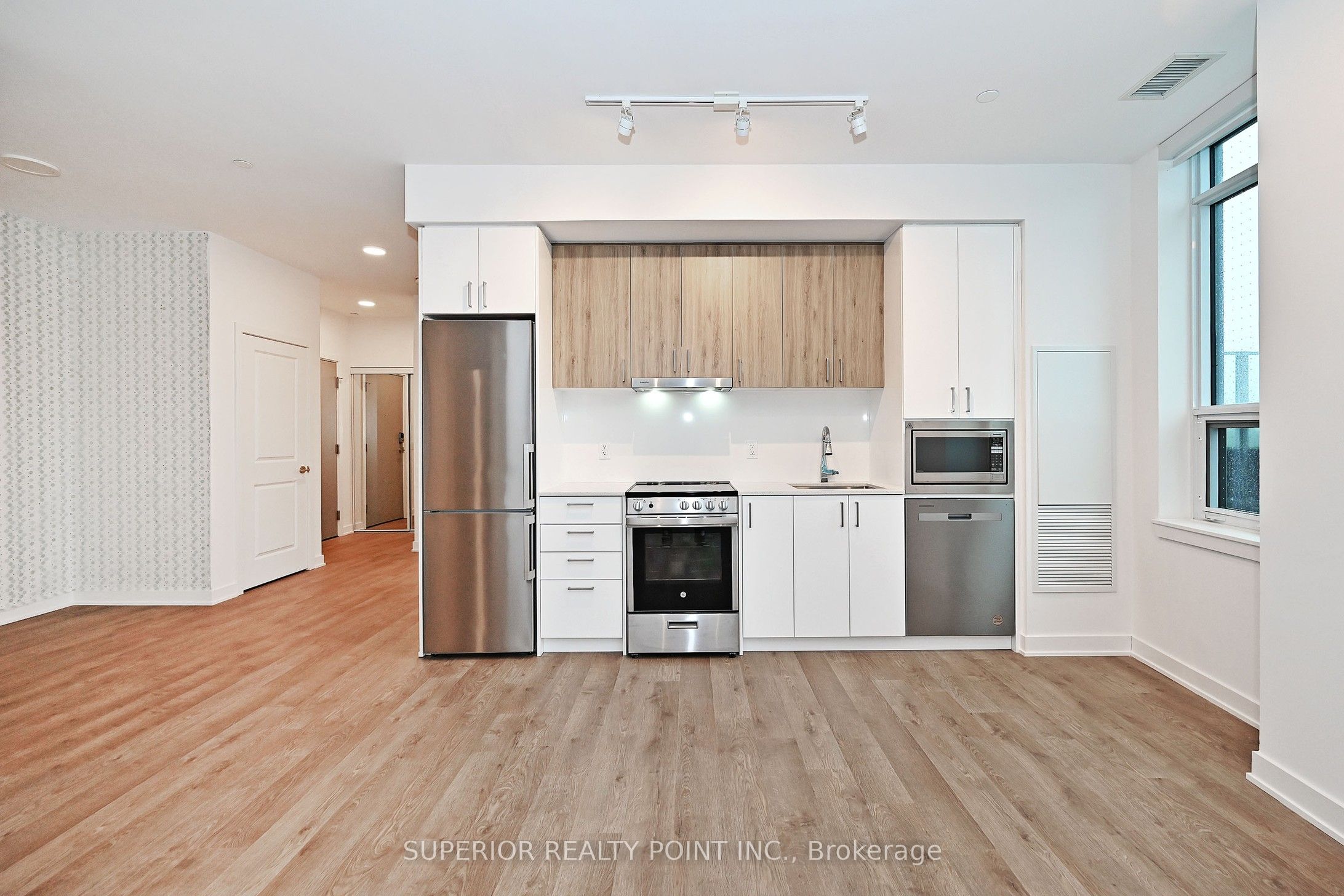 30 Upper Mall Way A214 Property Photo 13