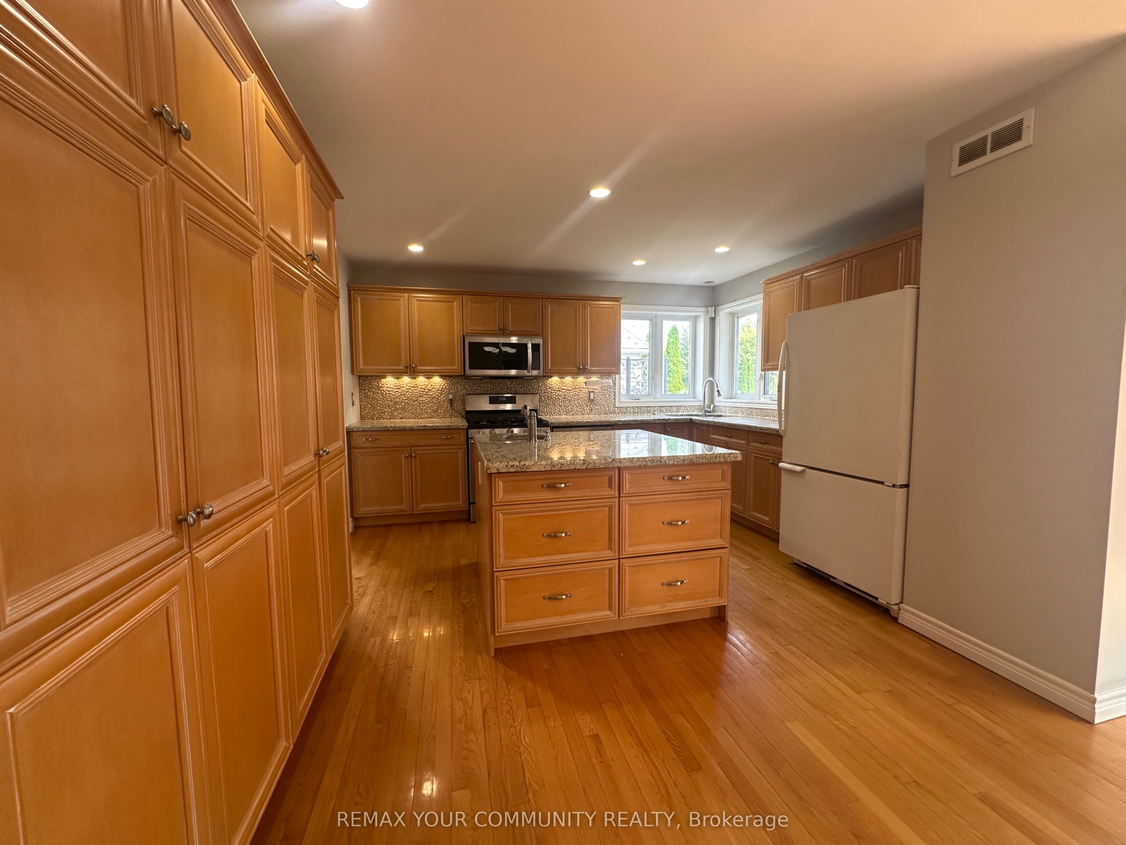203 Lake Drive E Property Photo 9