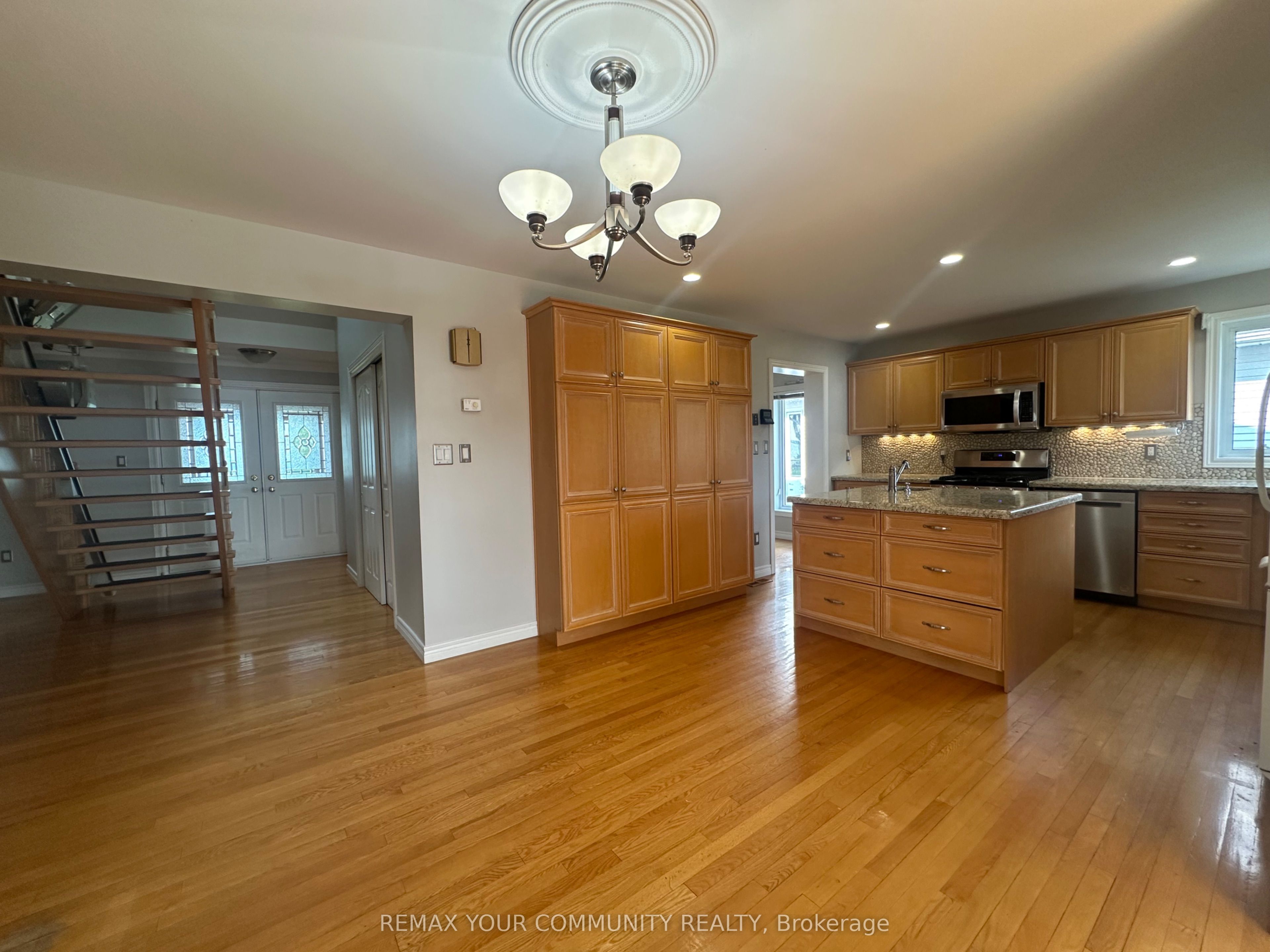 203 Lake Drive E Property Photo 10
