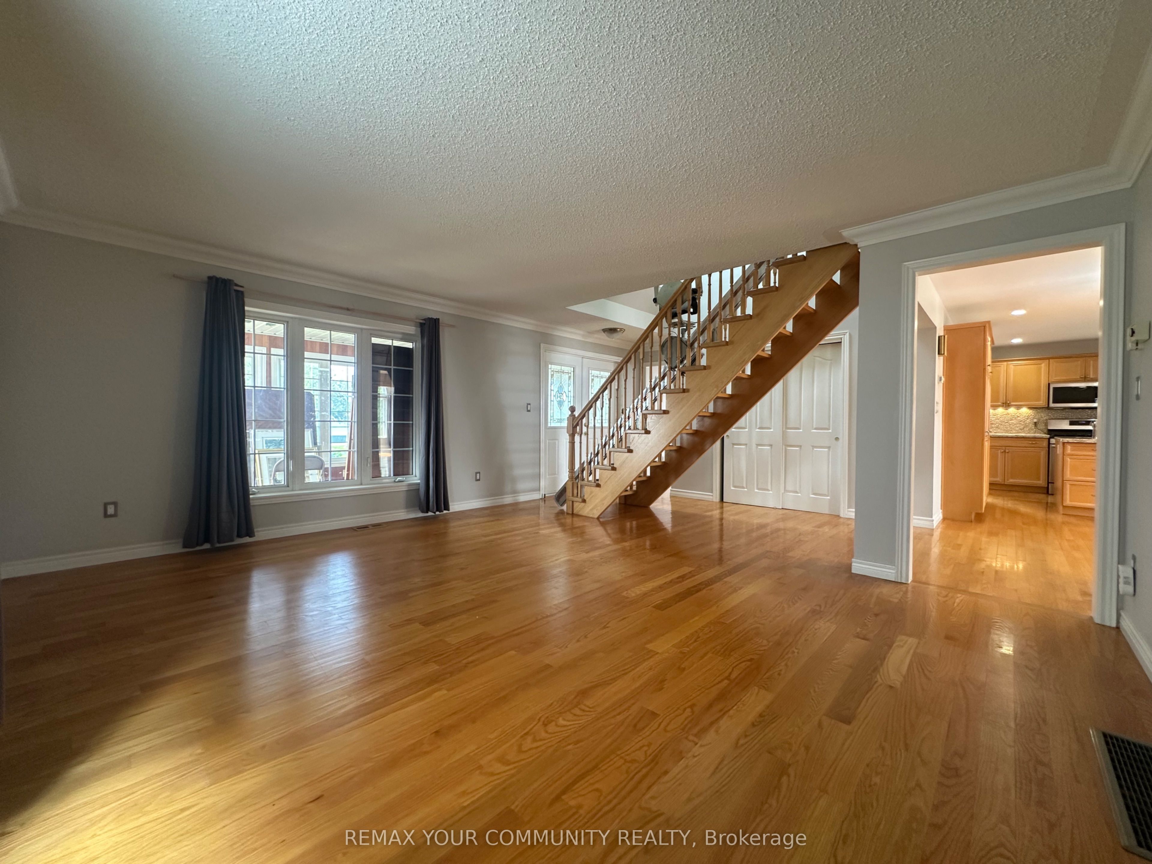 203 Lake Drive E Property Photo 14