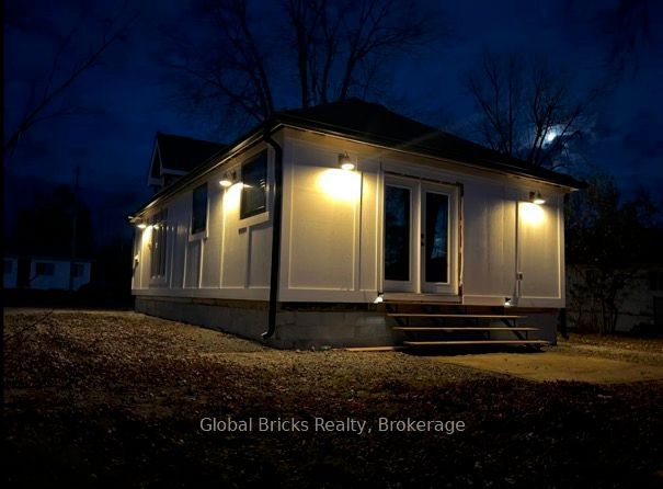 899 Maplewood Drive Property Photo 1