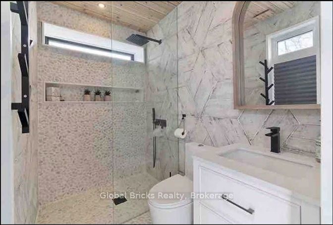 899 Maplewood Drive Property Photo 11