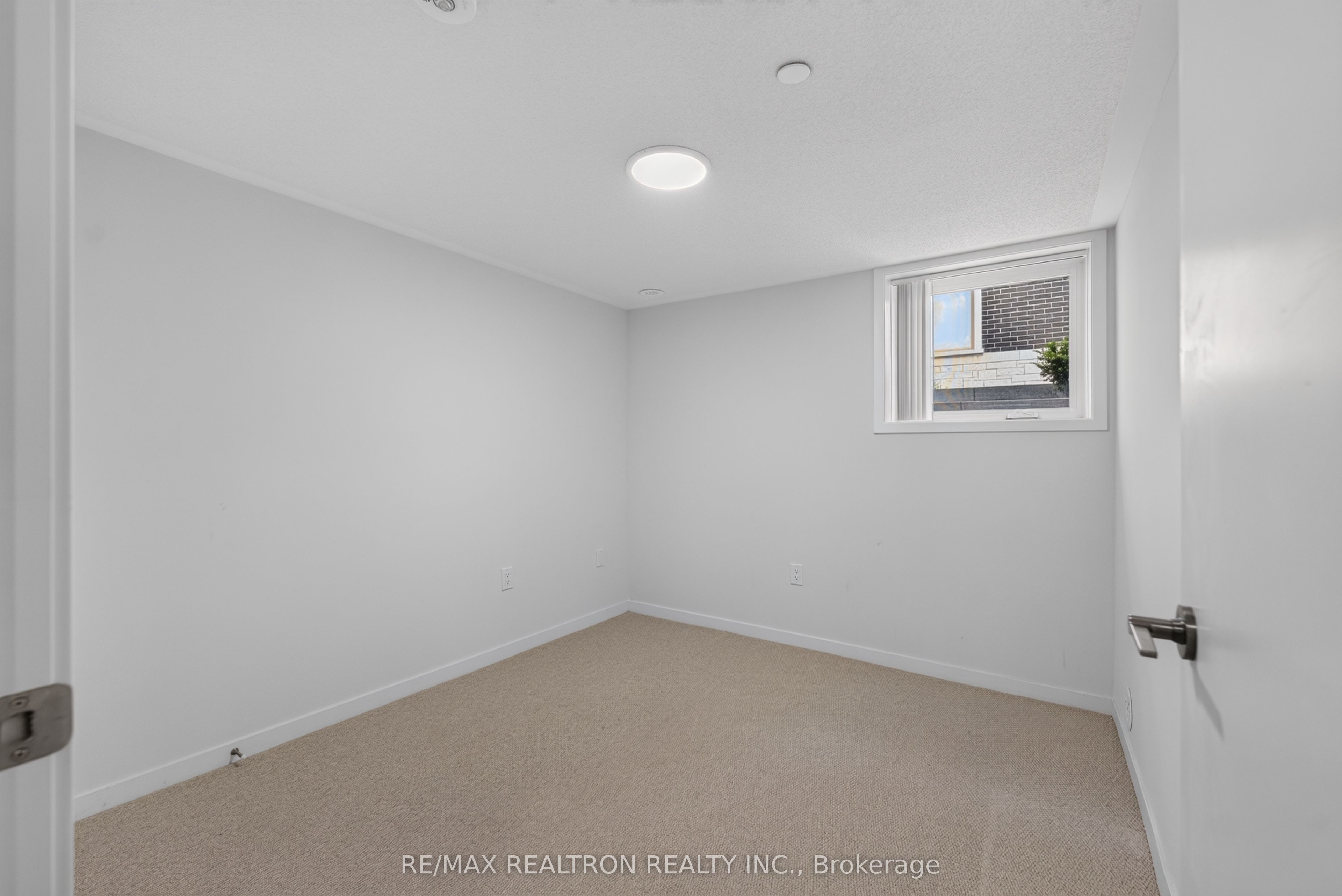 100 Honeycrisp Crescent 343 Property Photo 17
