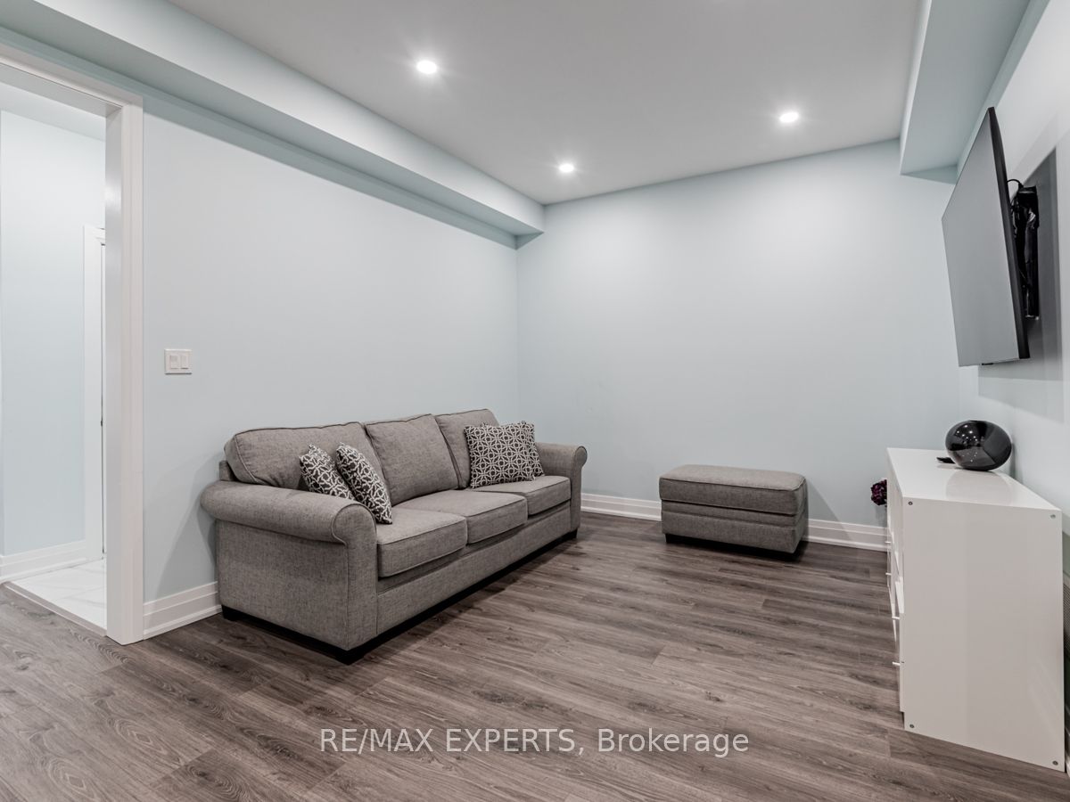 12 Ferragine Crescent Property Photo 8
