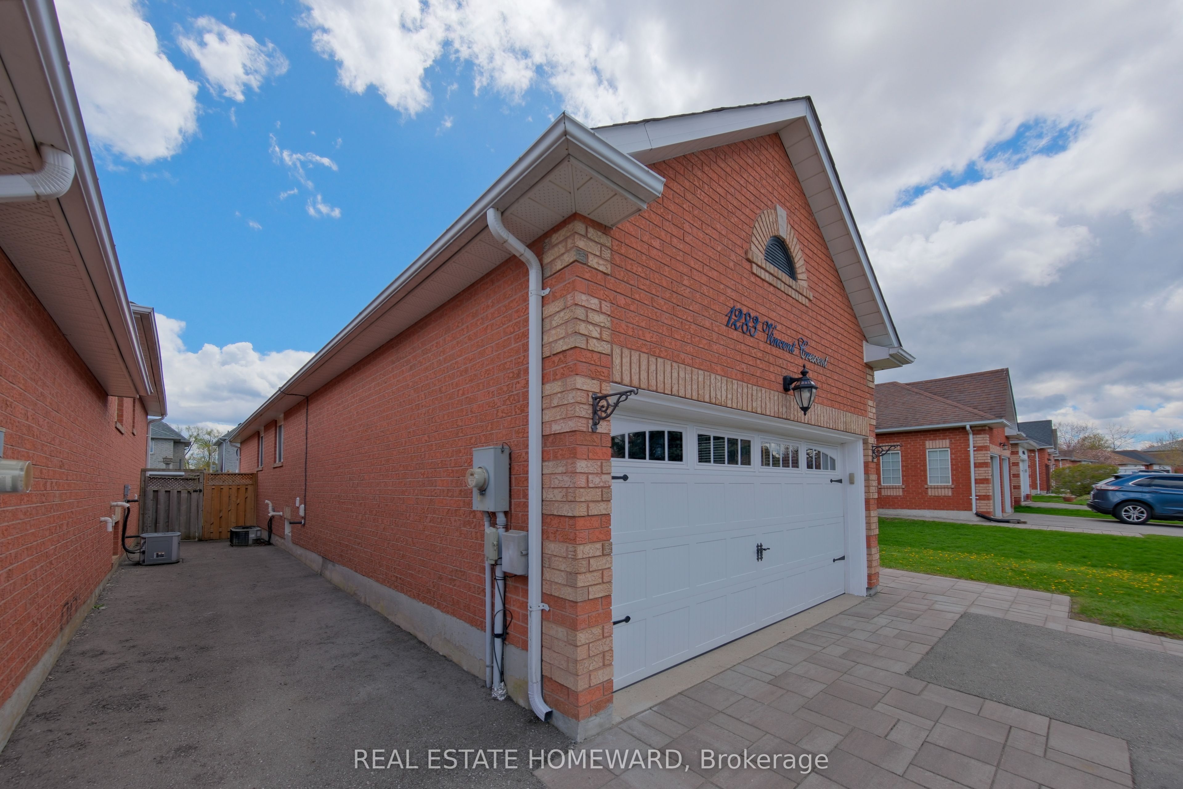 1283 Vincent Crescent Property Photo 3