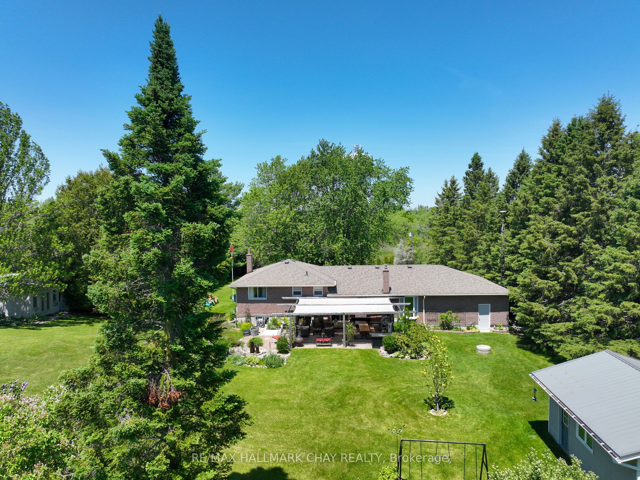 6815 4th Line Property Photo 2