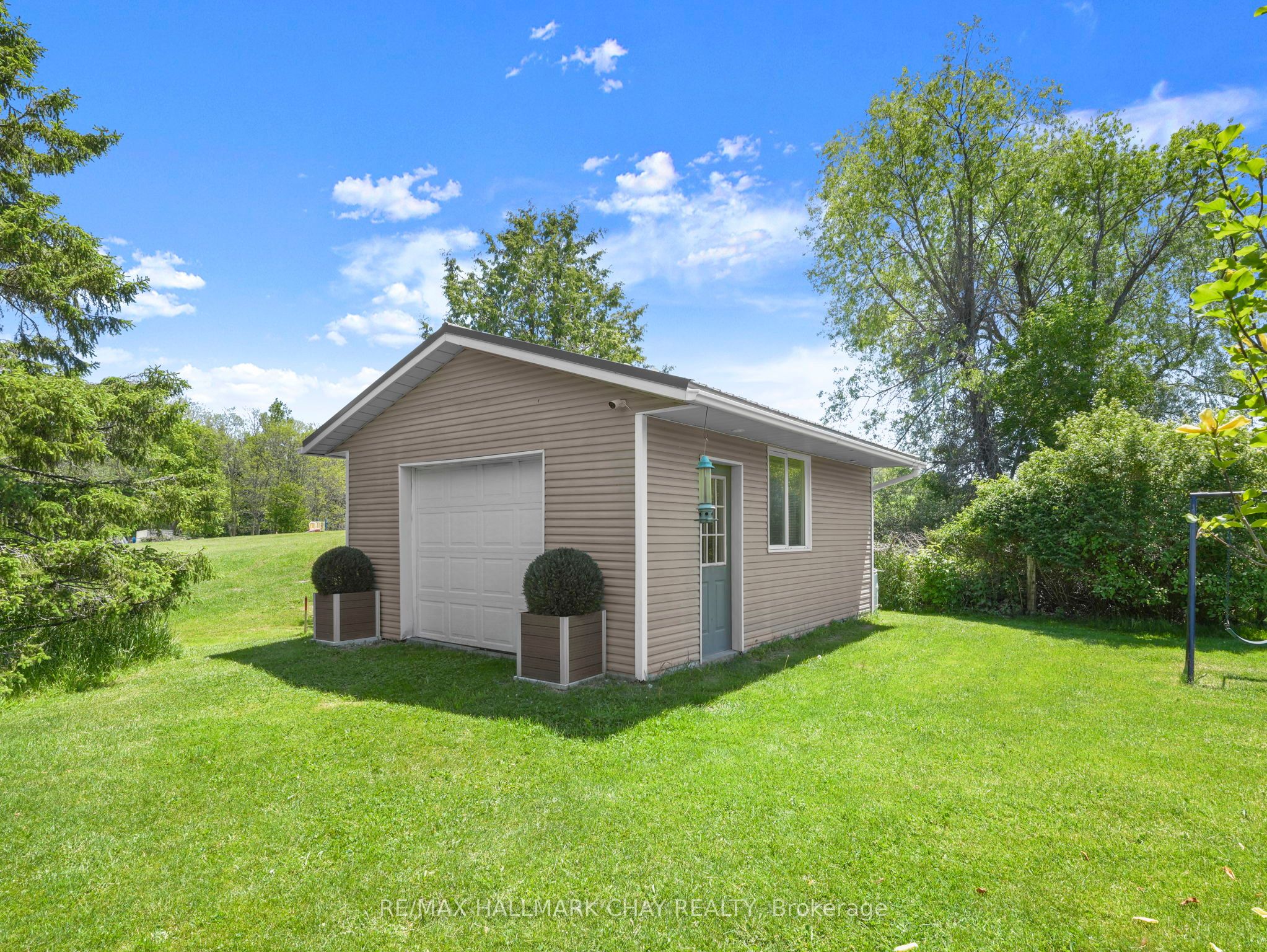 6815 4th Line Property Photo 3