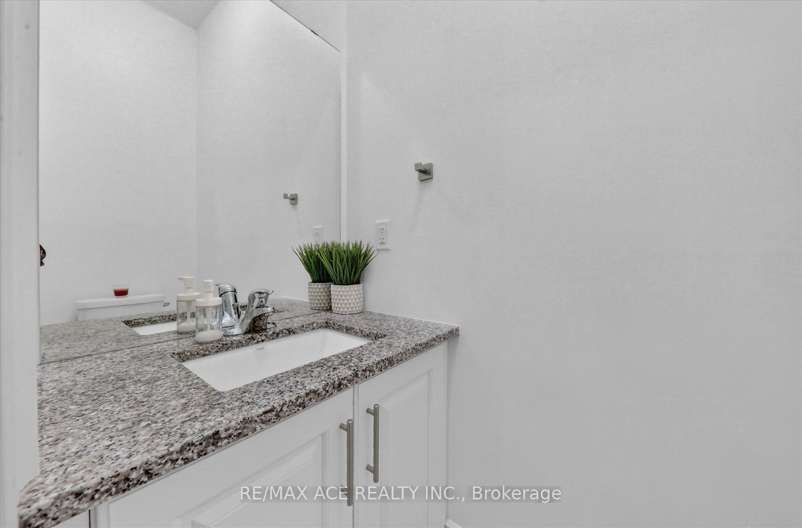 7607 Ninth Line Property Photo 20