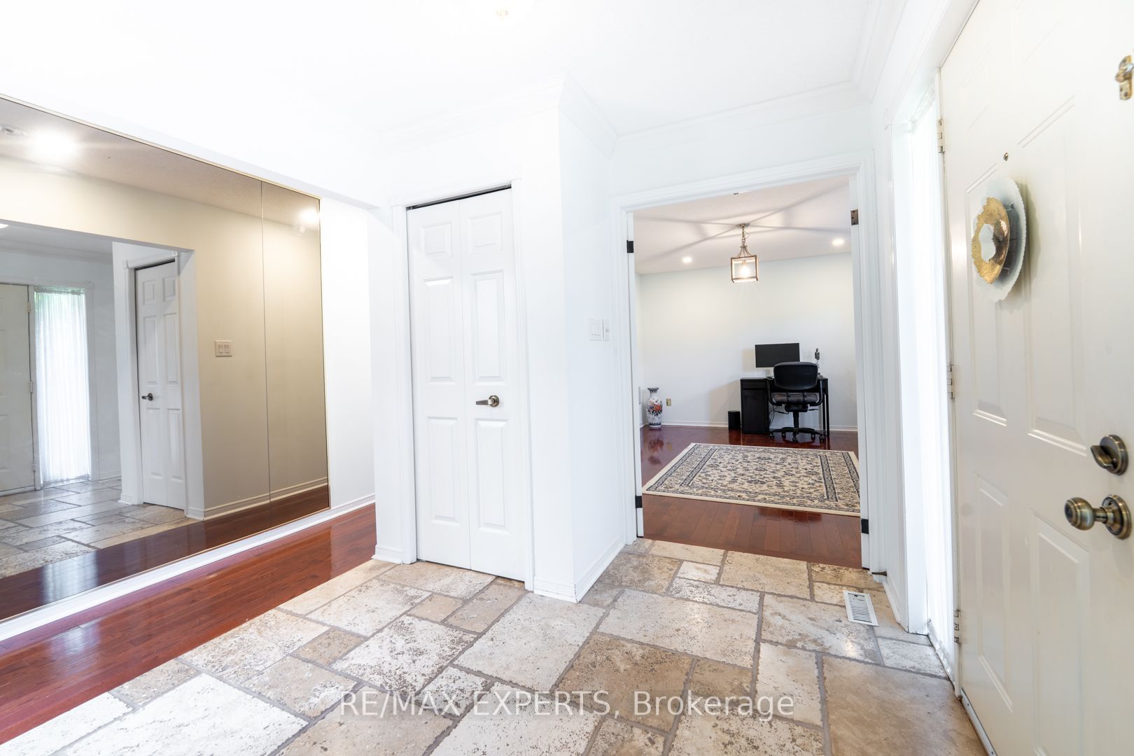 284 Murray Drive Property Photo 8