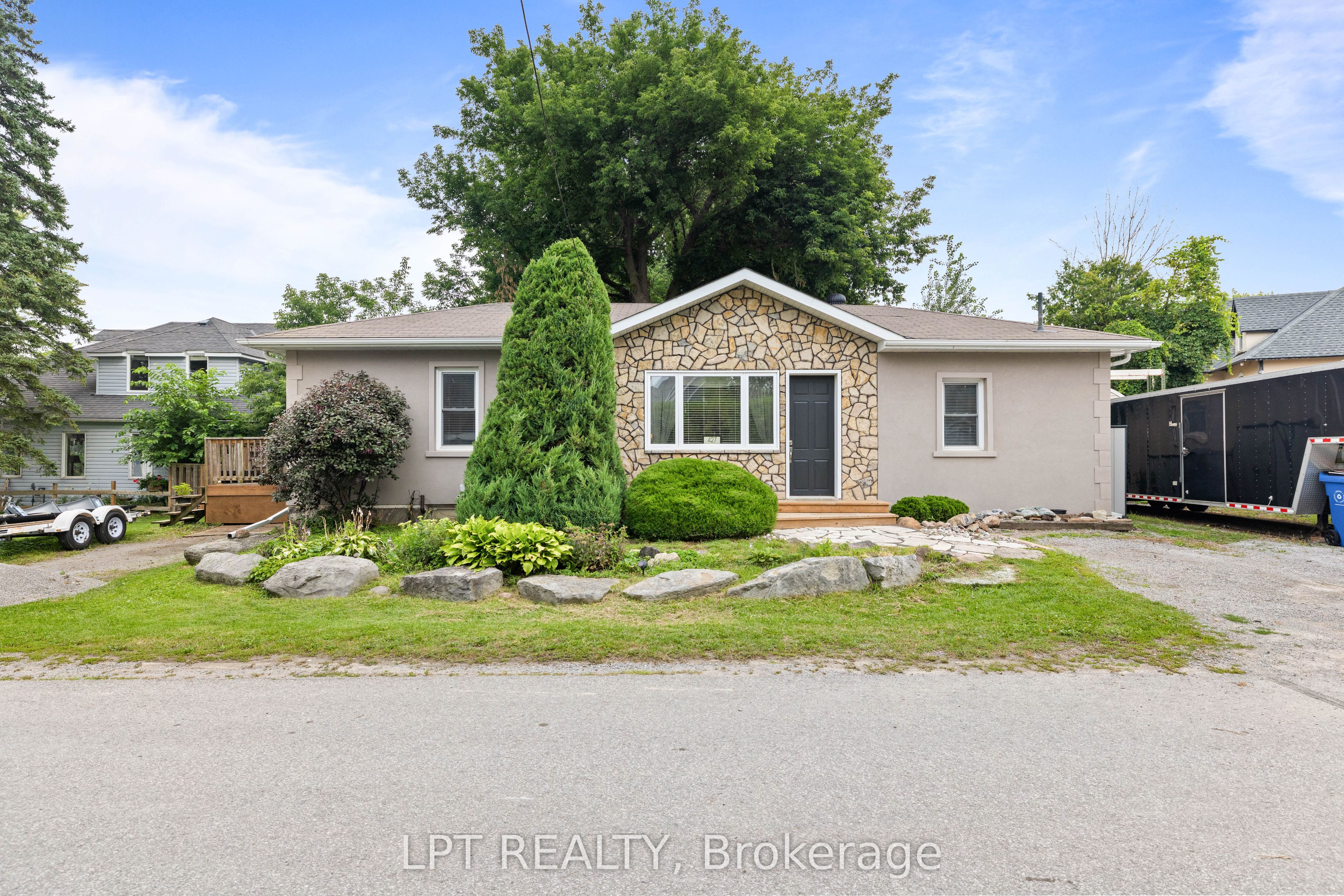 427 Lake Drive E Property Photo 8