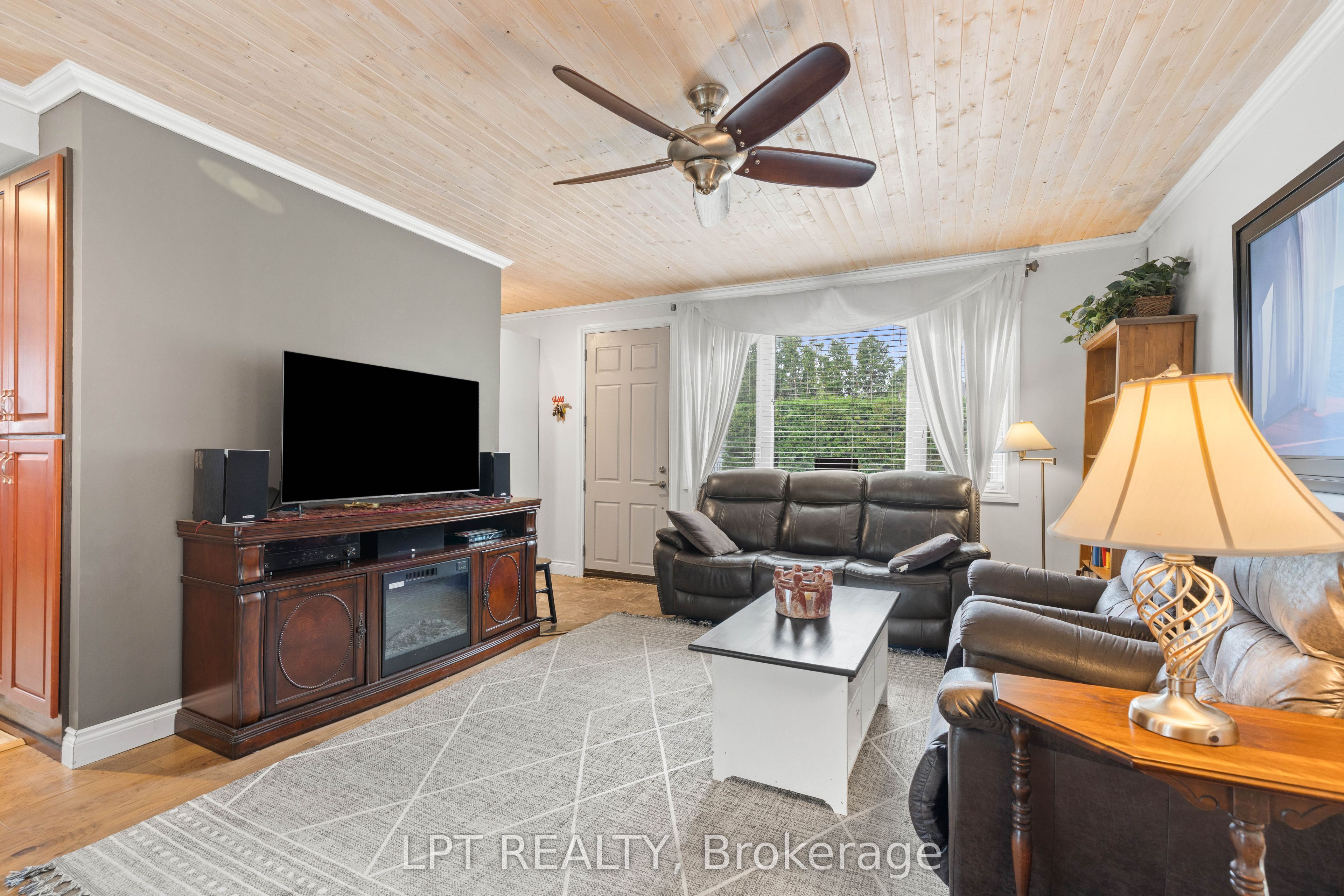 427 Lake Drive E Property Photo 9