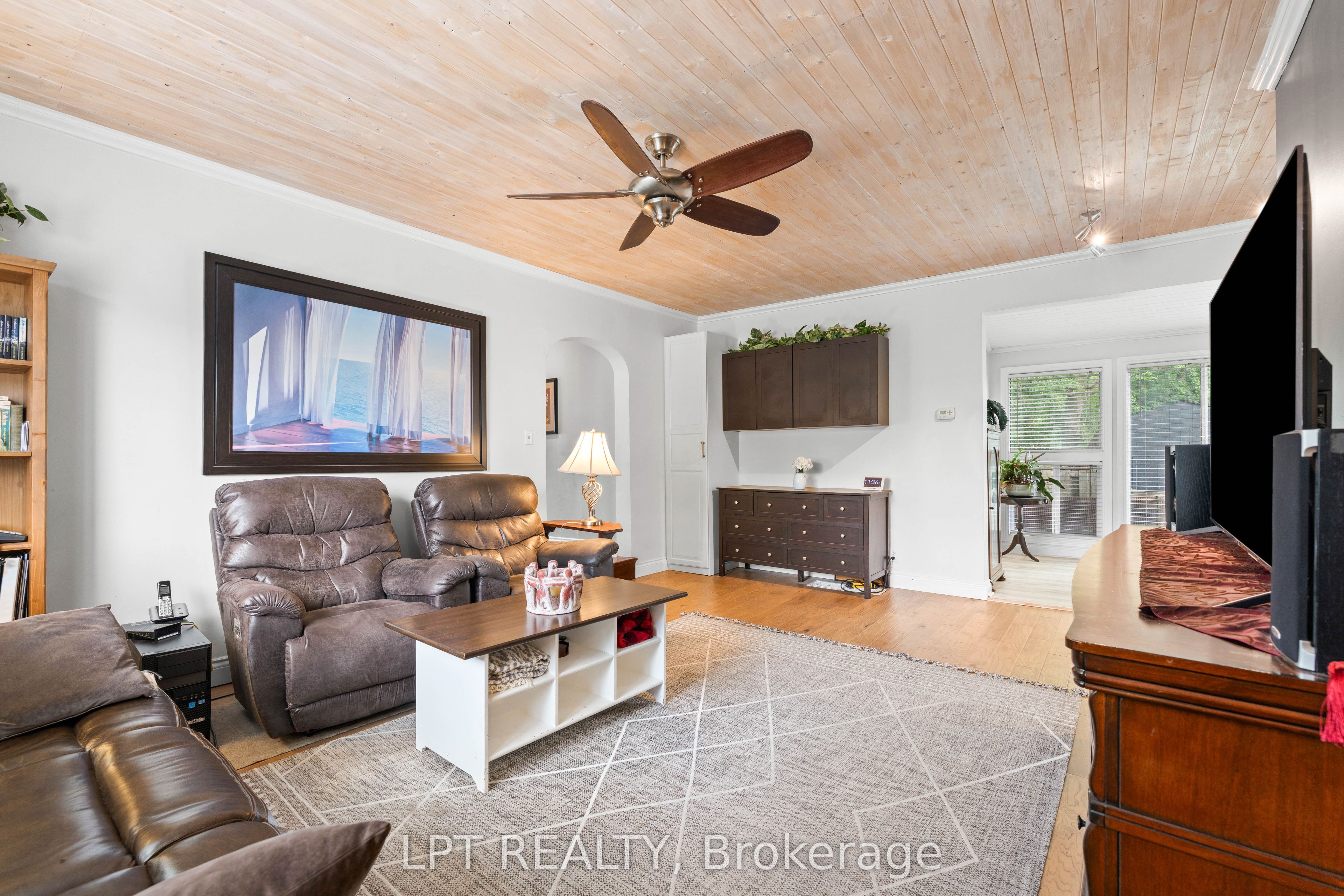 427 Lake Drive E Property Photo 10