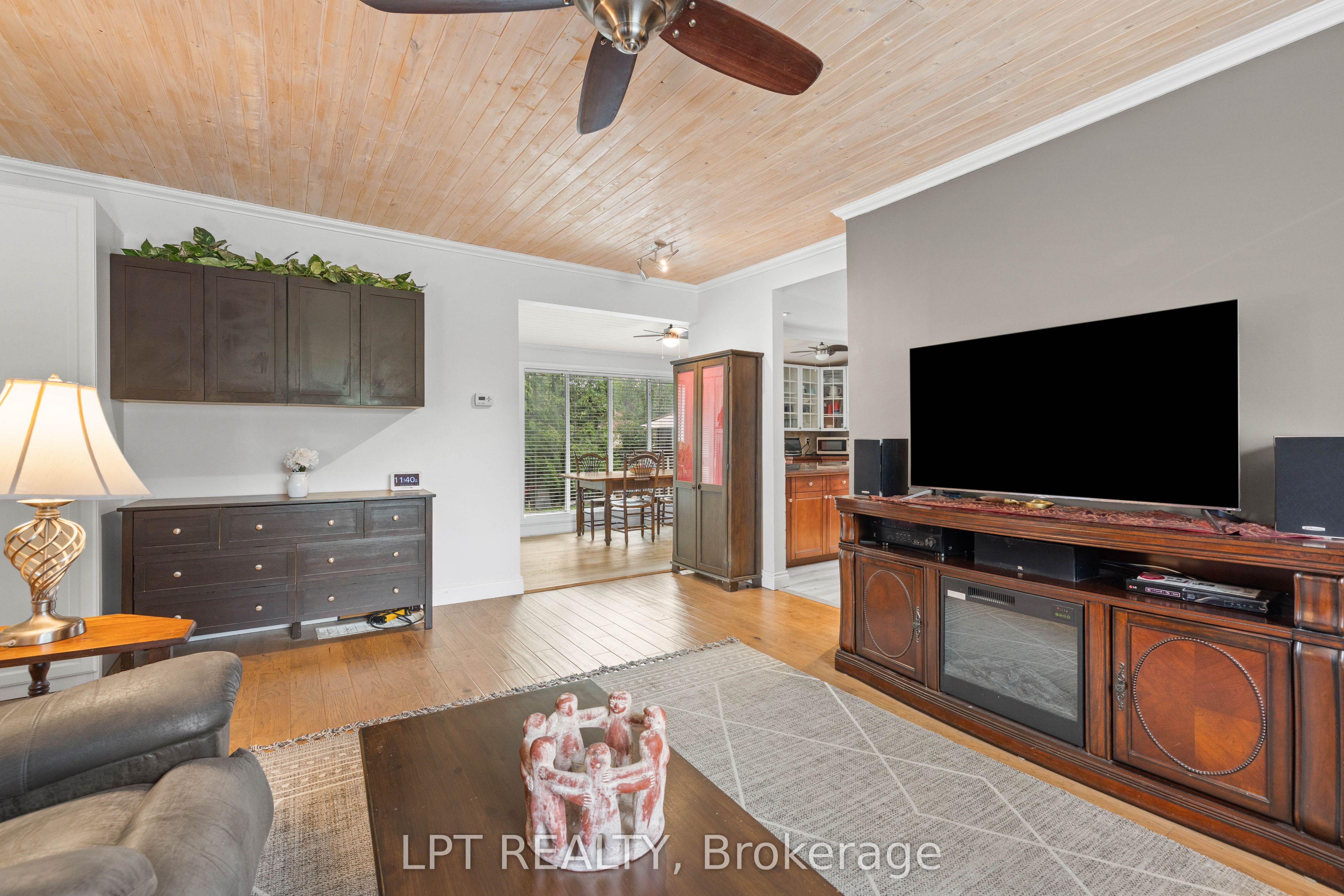 427 Lake Drive E Property Photo 12