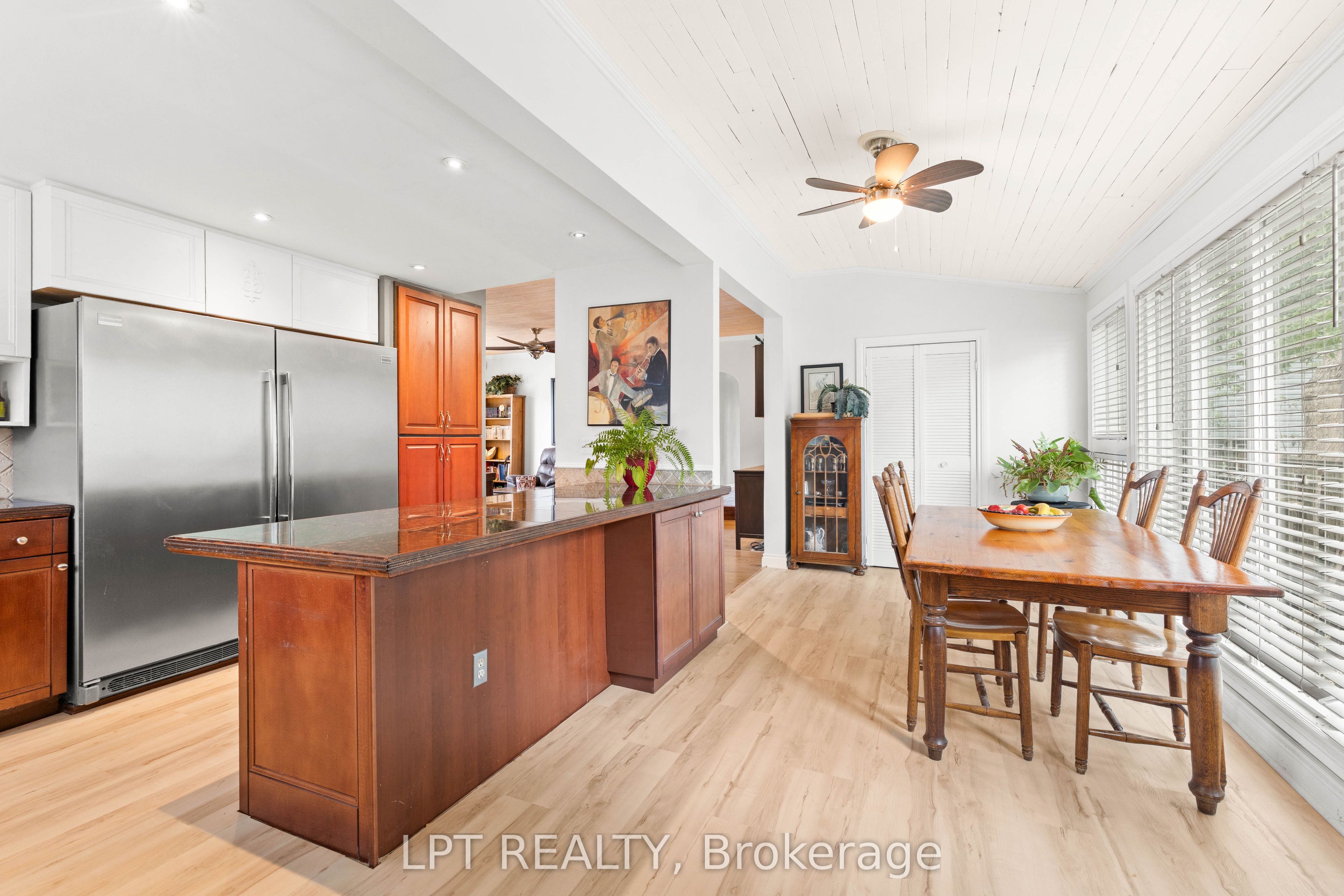 427 Lake Drive E Property Photo 13