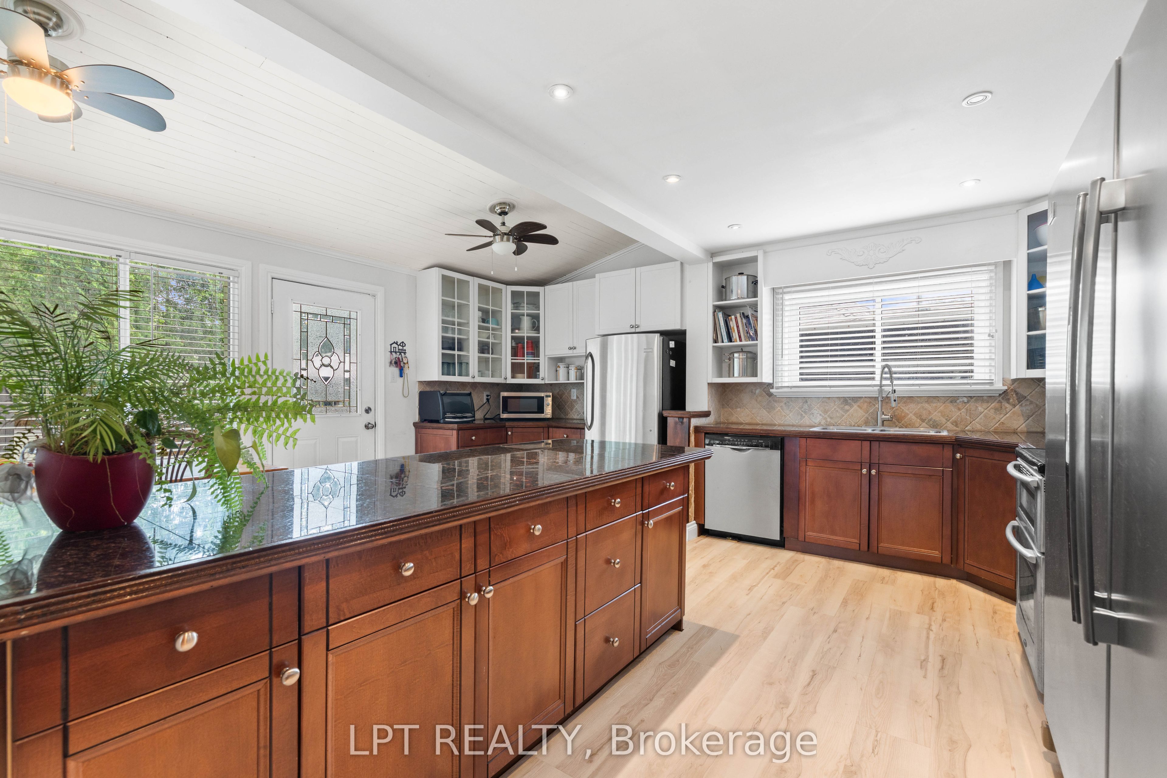 427 Lake Drive E Property Photo 14