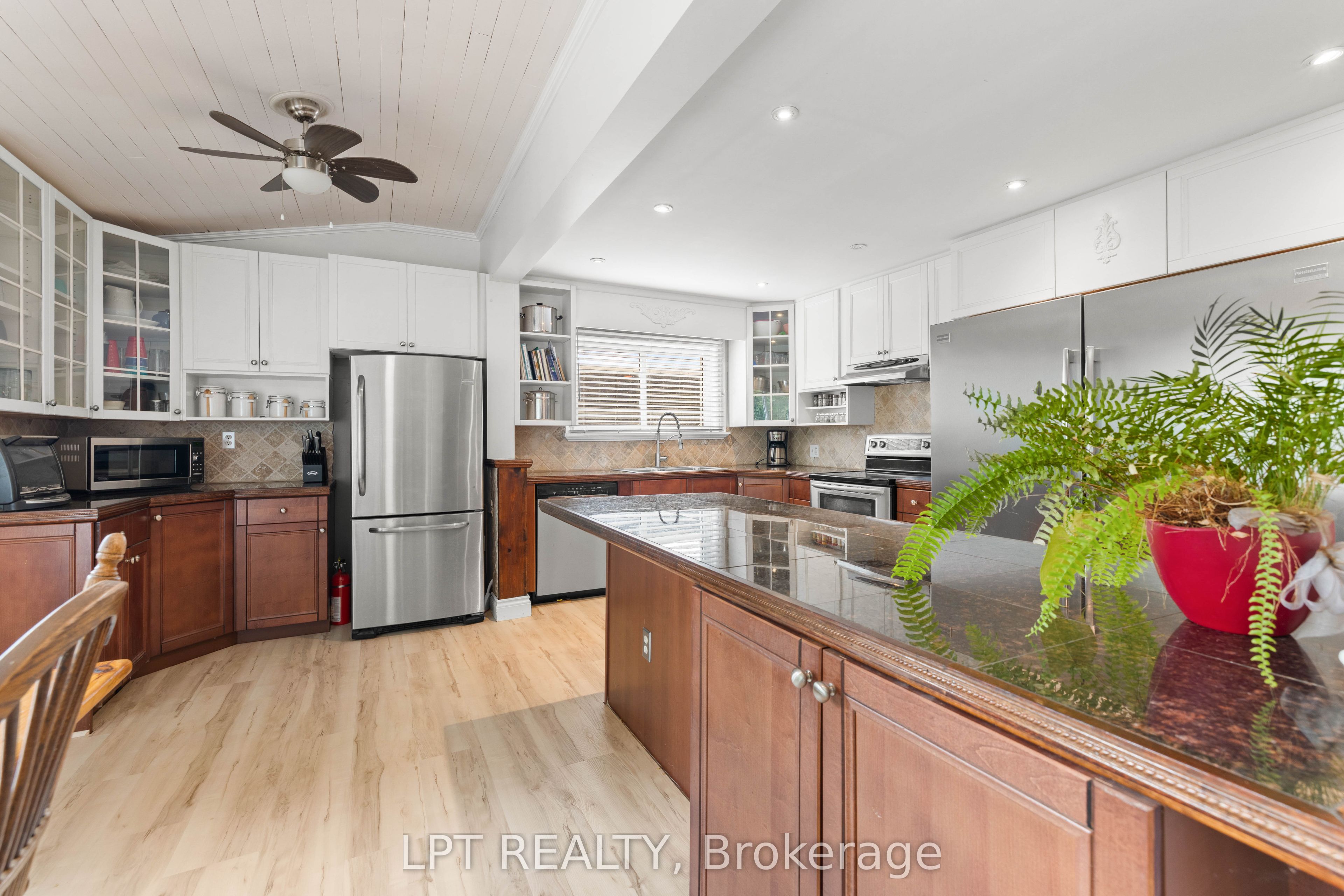 427 Lake Drive E Property Photo 15