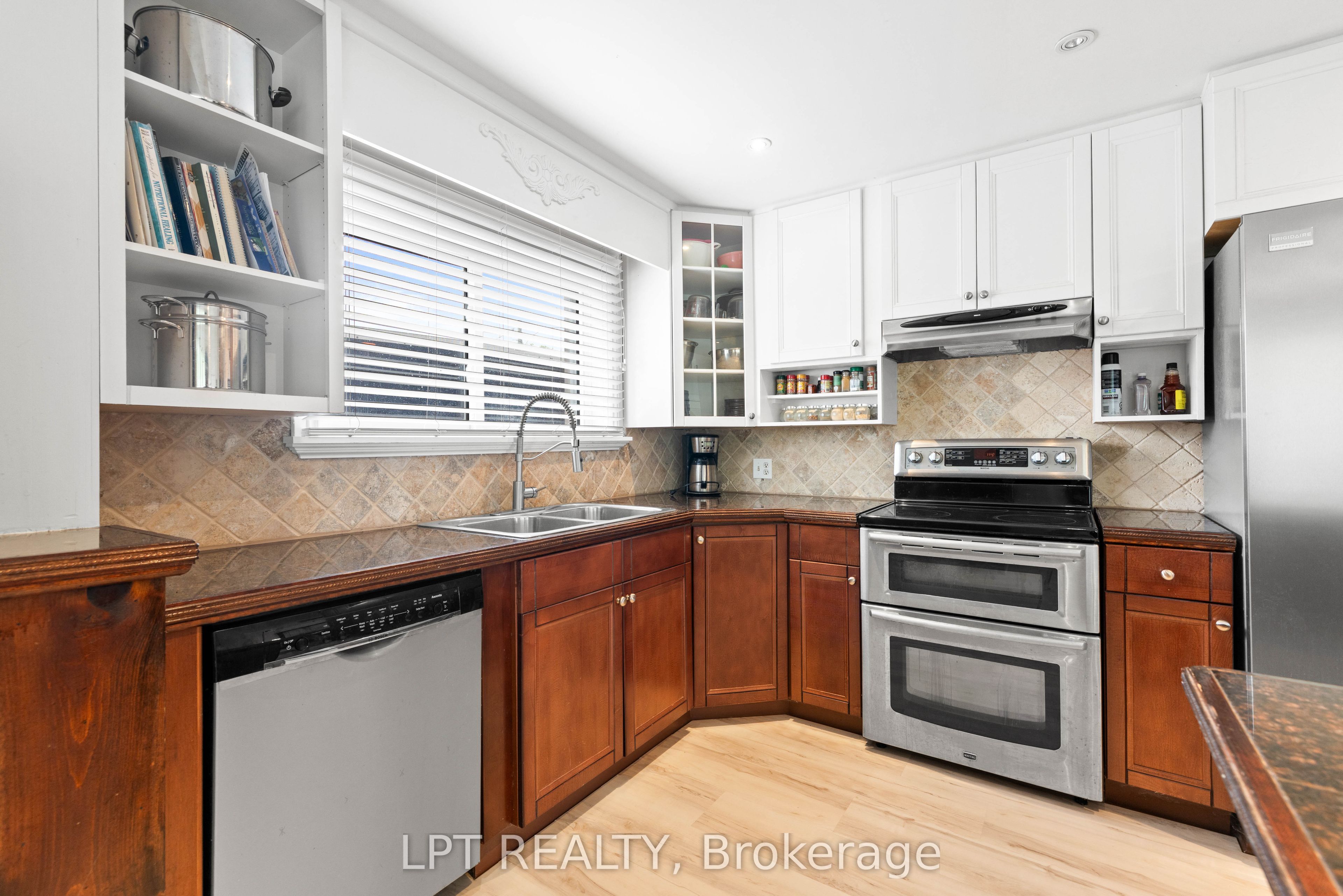 427 Lake Drive E Property Photo 16