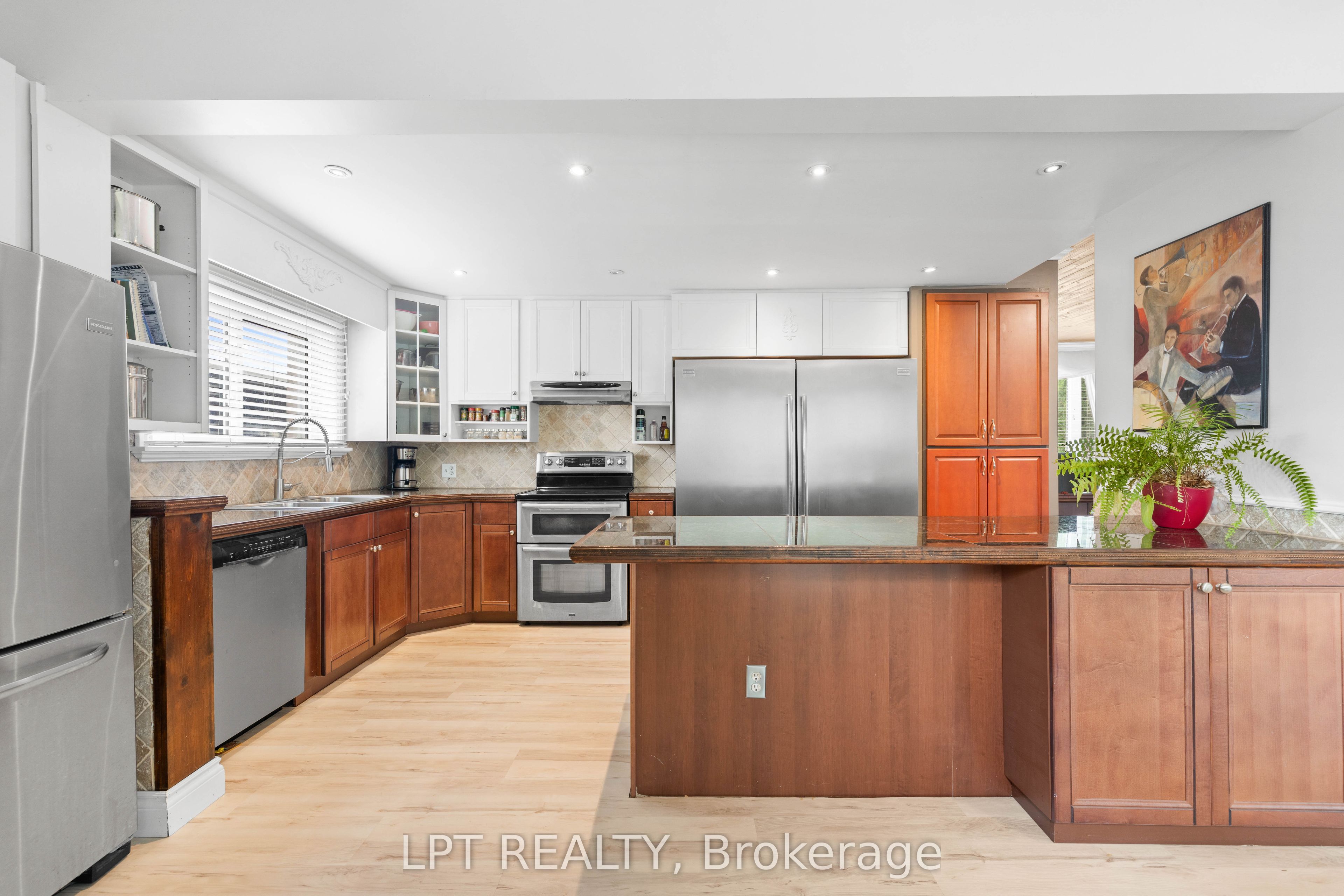 427 Lake Drive E Property Photo 17