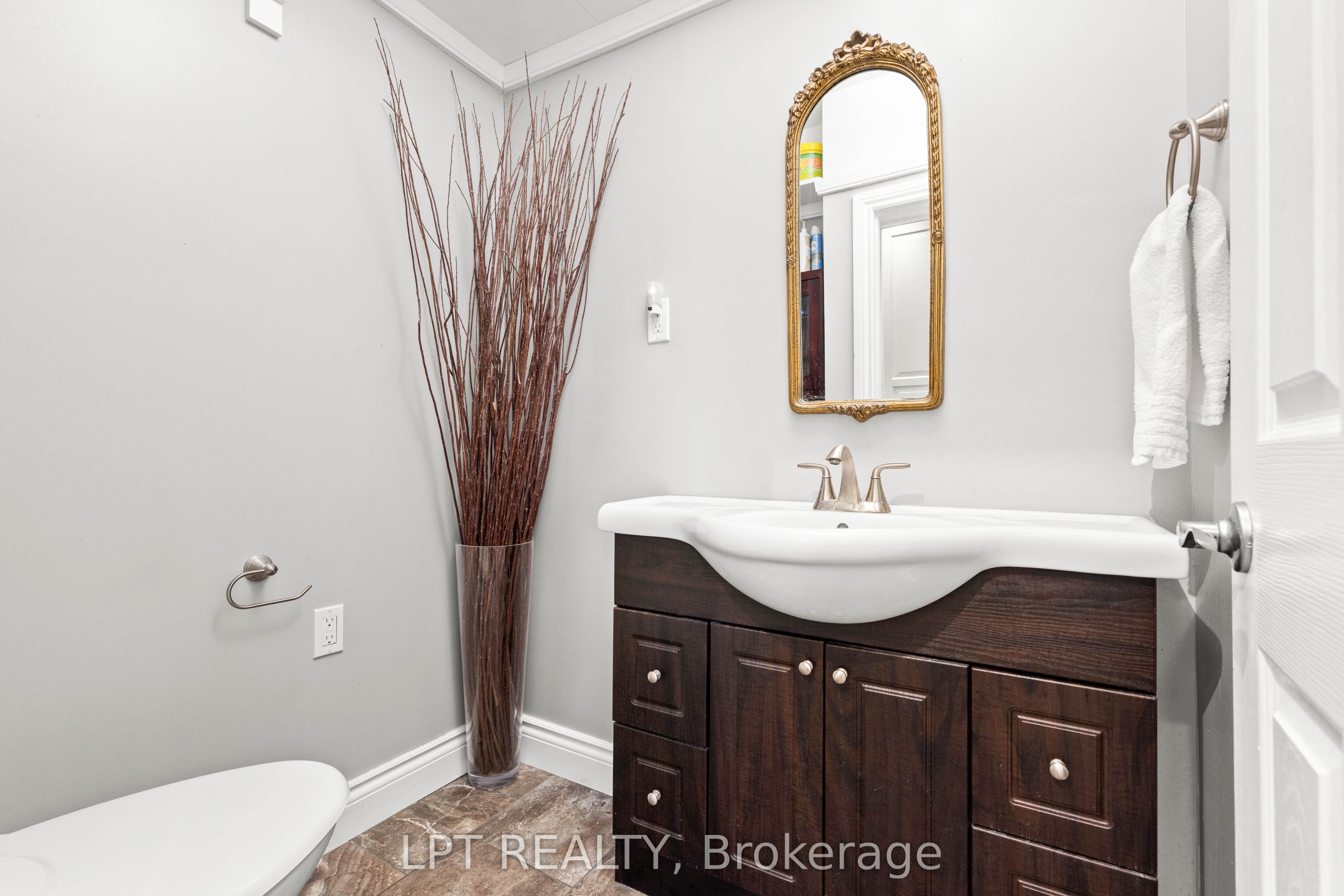 427 Lake Drive E Property Photo 19