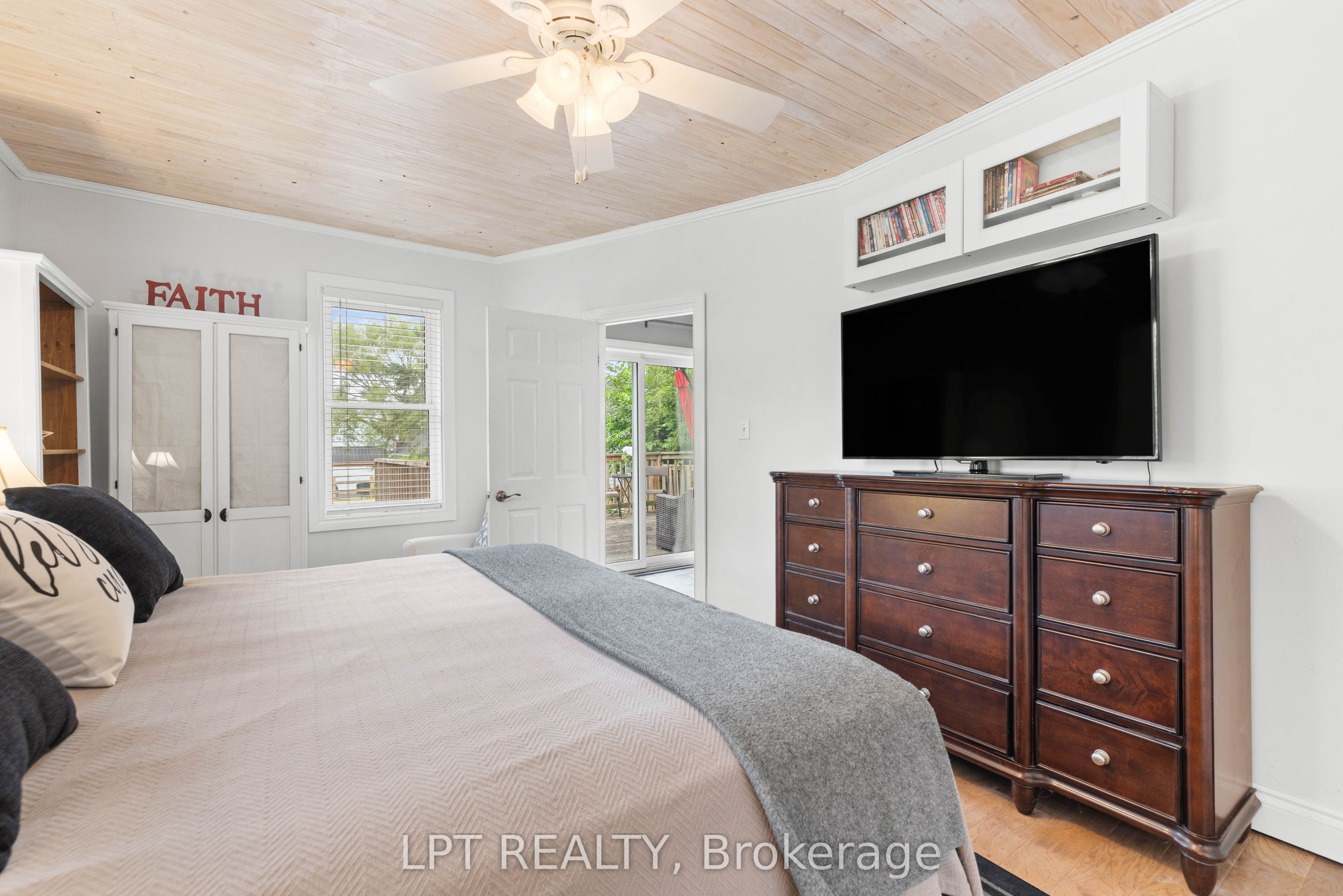427 Lake Drive E Property Photo 20