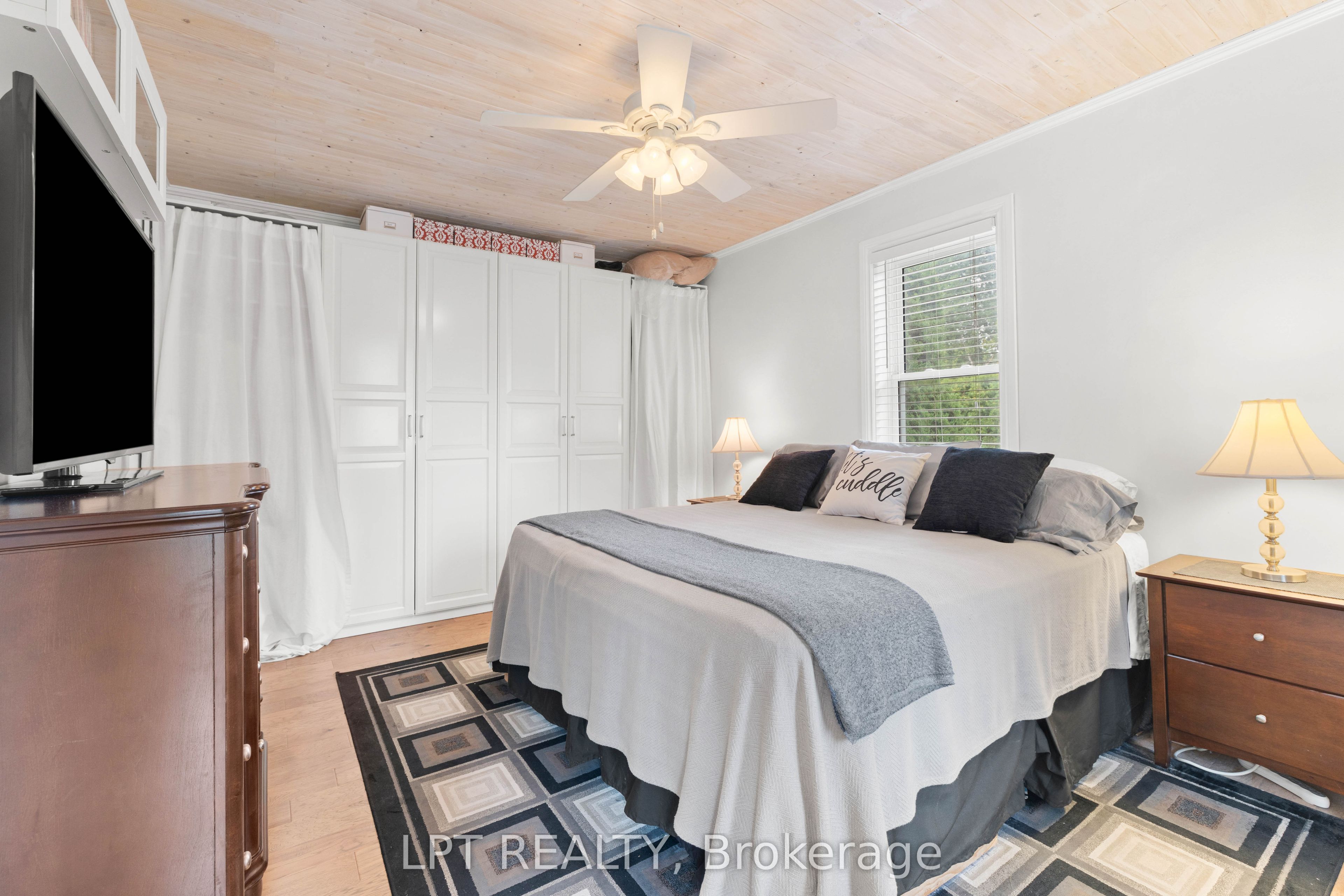 427 Lake Drive E Property Photo 21