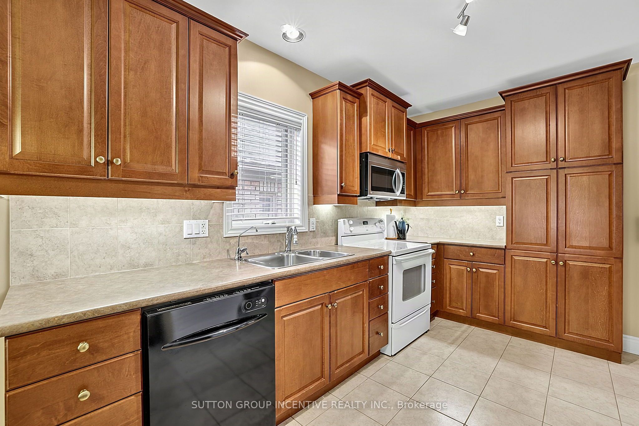 13 Renaissance Point Property Photo 9