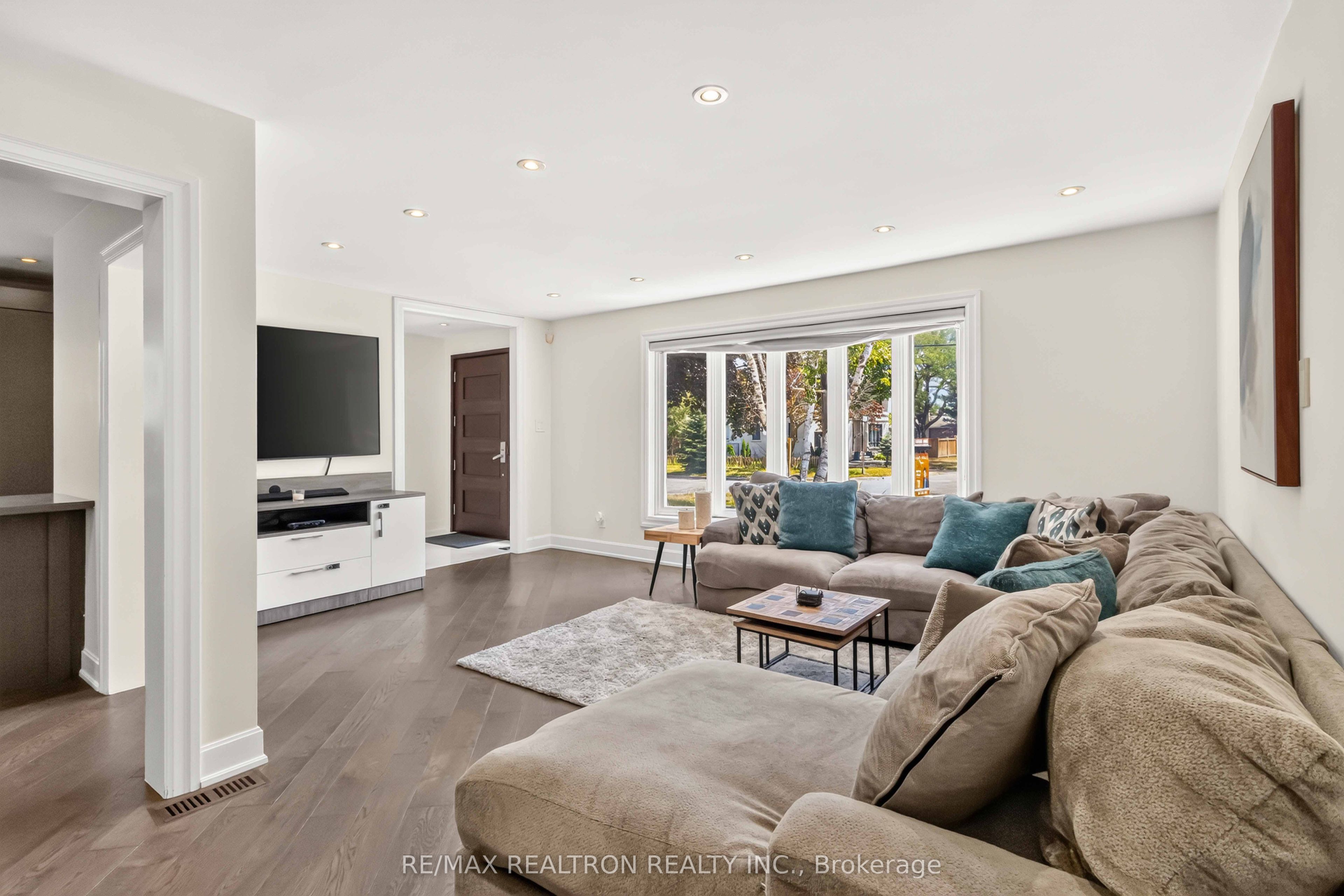 219 Bay Thorn Drive Property Photo 6