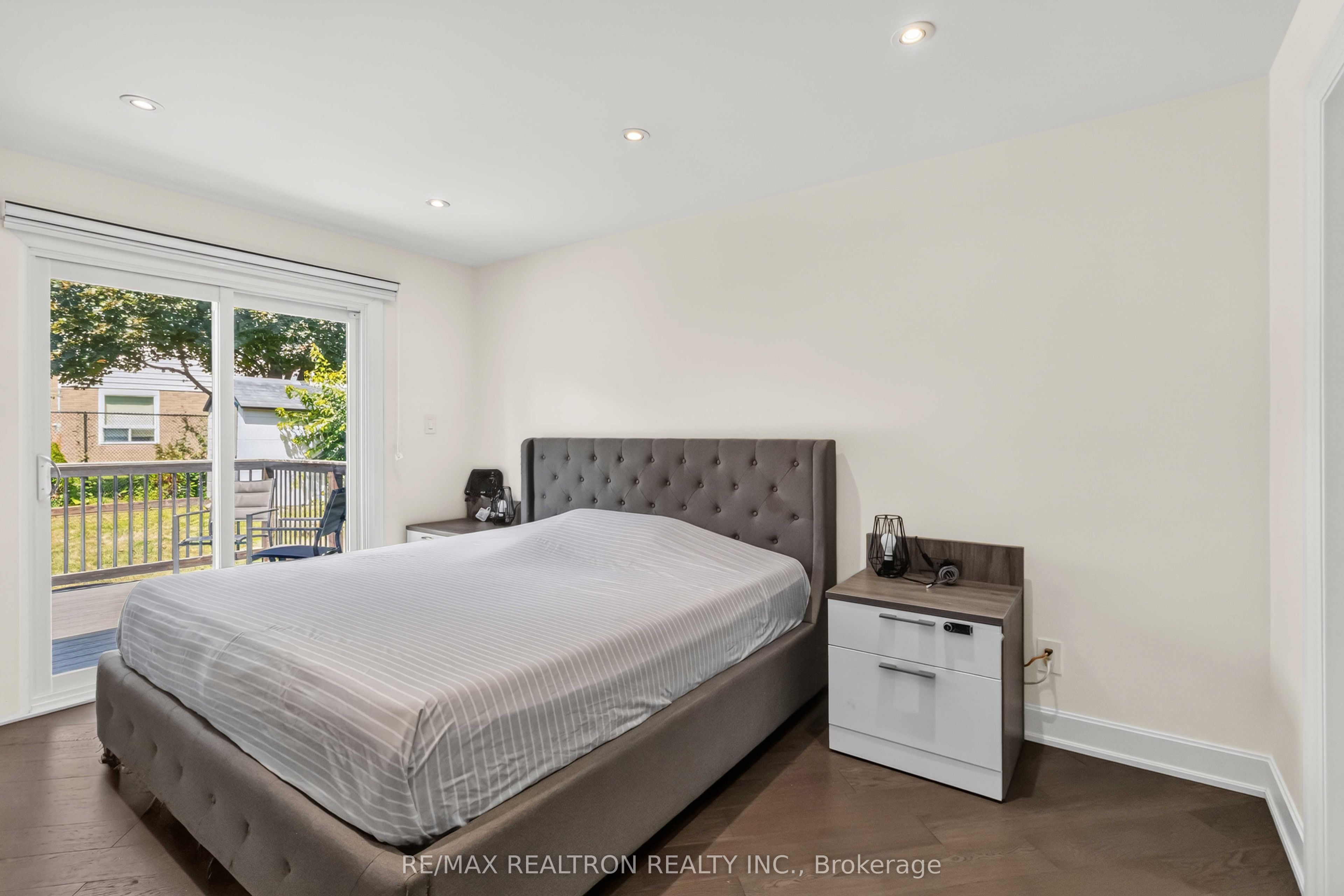 219 Bay Thorn Drive Property Photo 11