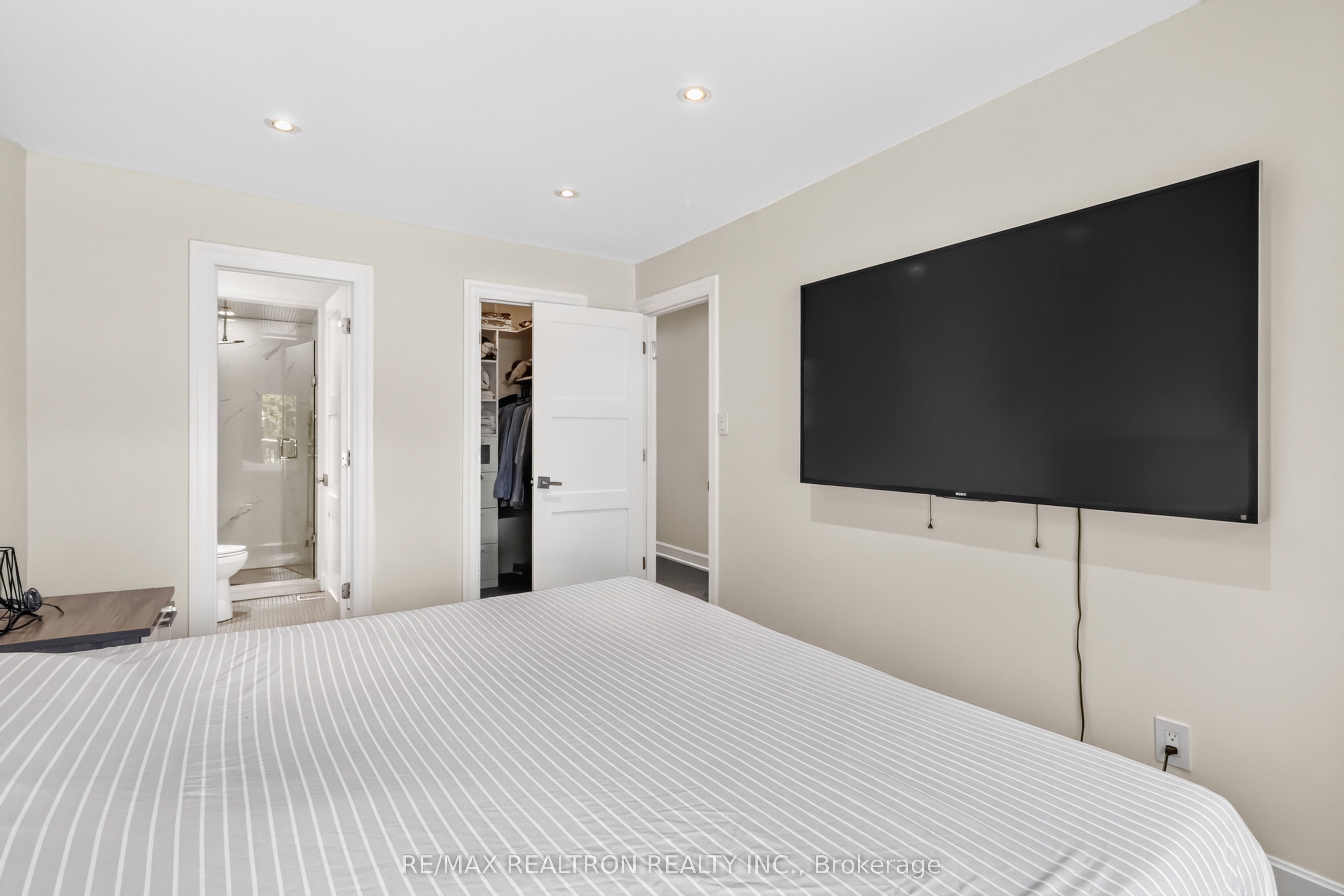 219 Bay Thorn Drive Property Photo 14