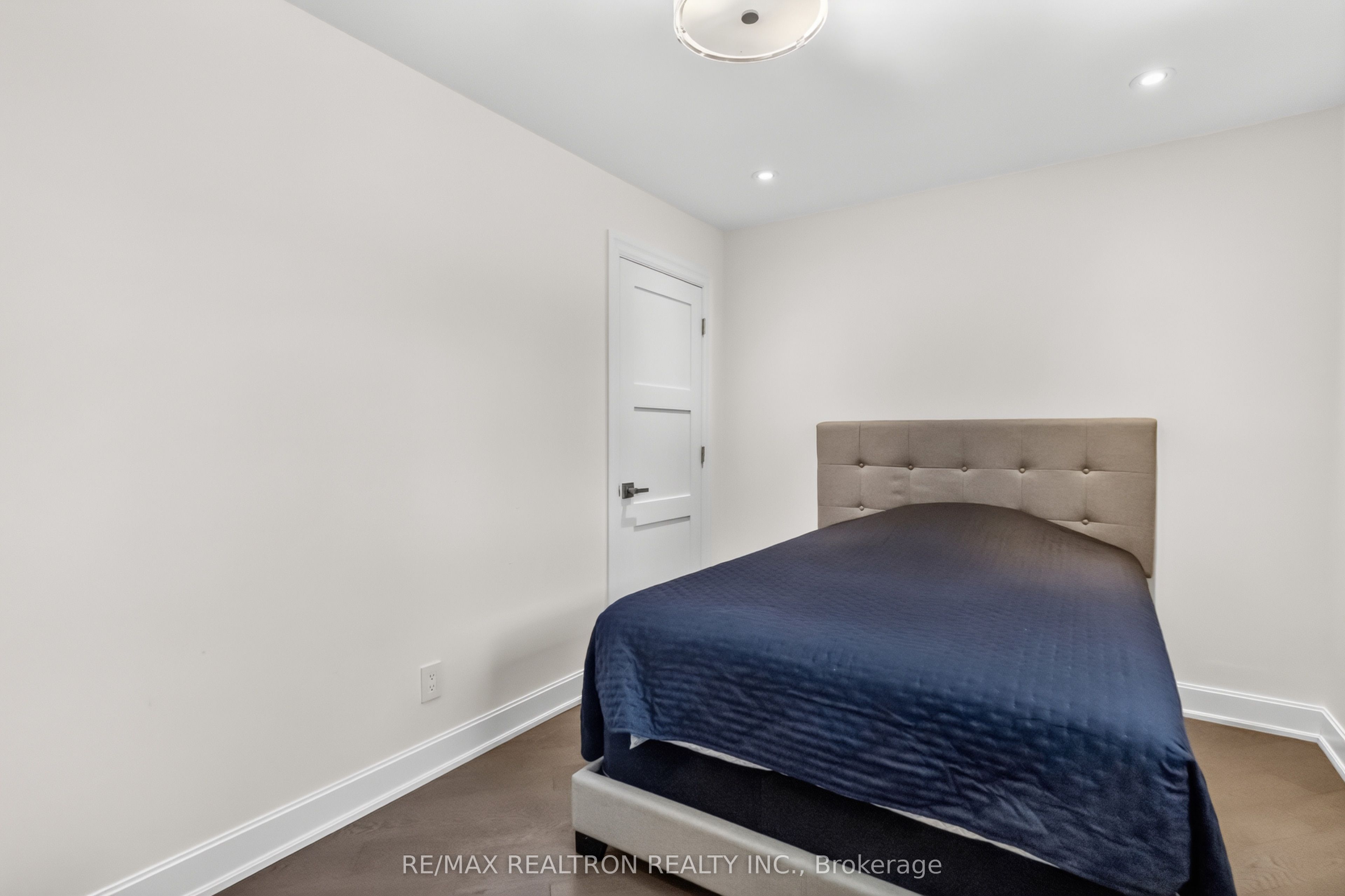 219 Bay Thorn Drive Property Photo 17
