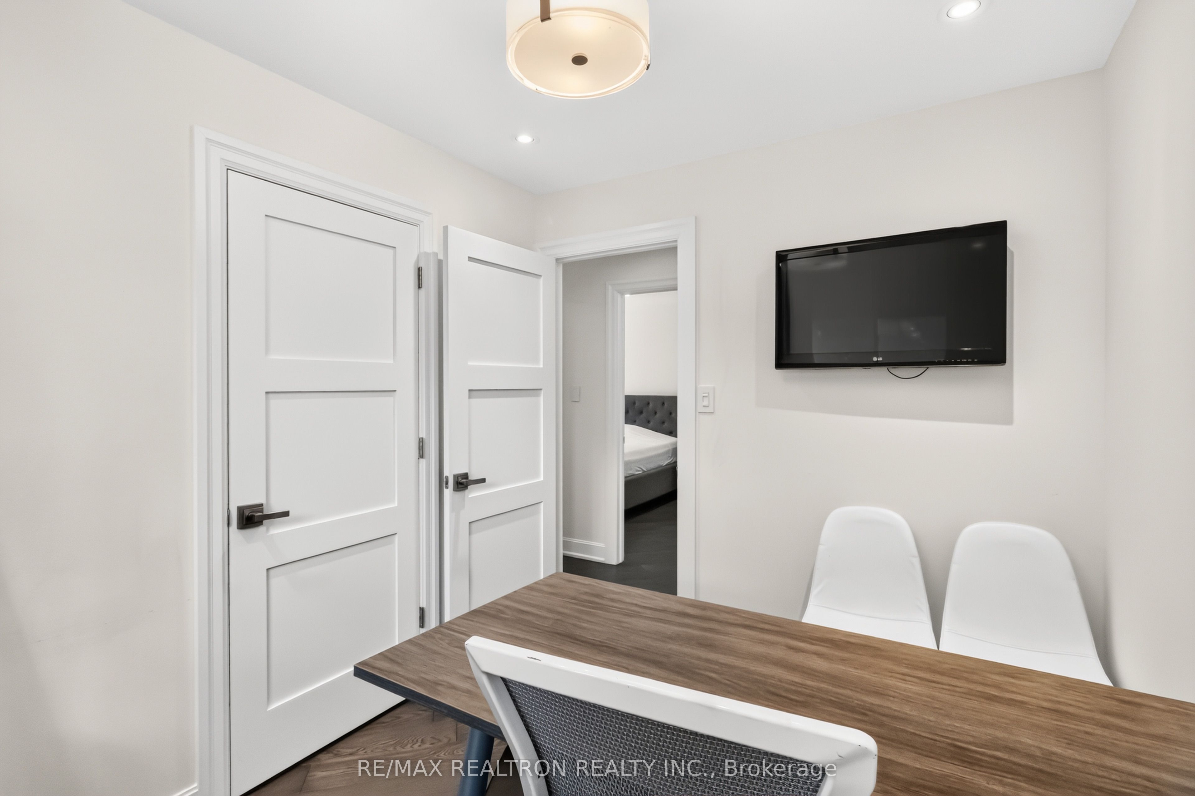 219 Bay Thorn Drive Property Photo 19