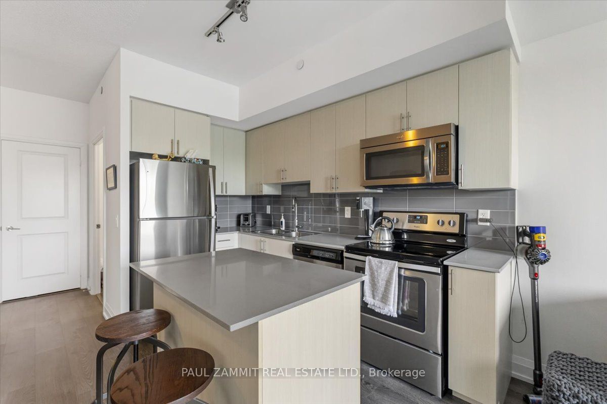 7890 Bathurst Street 203 Property Photo 5