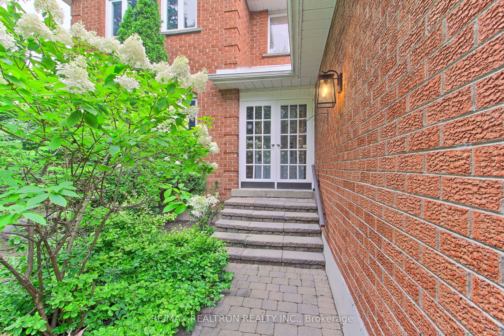 19 Crystal Drive N Property Photo 4