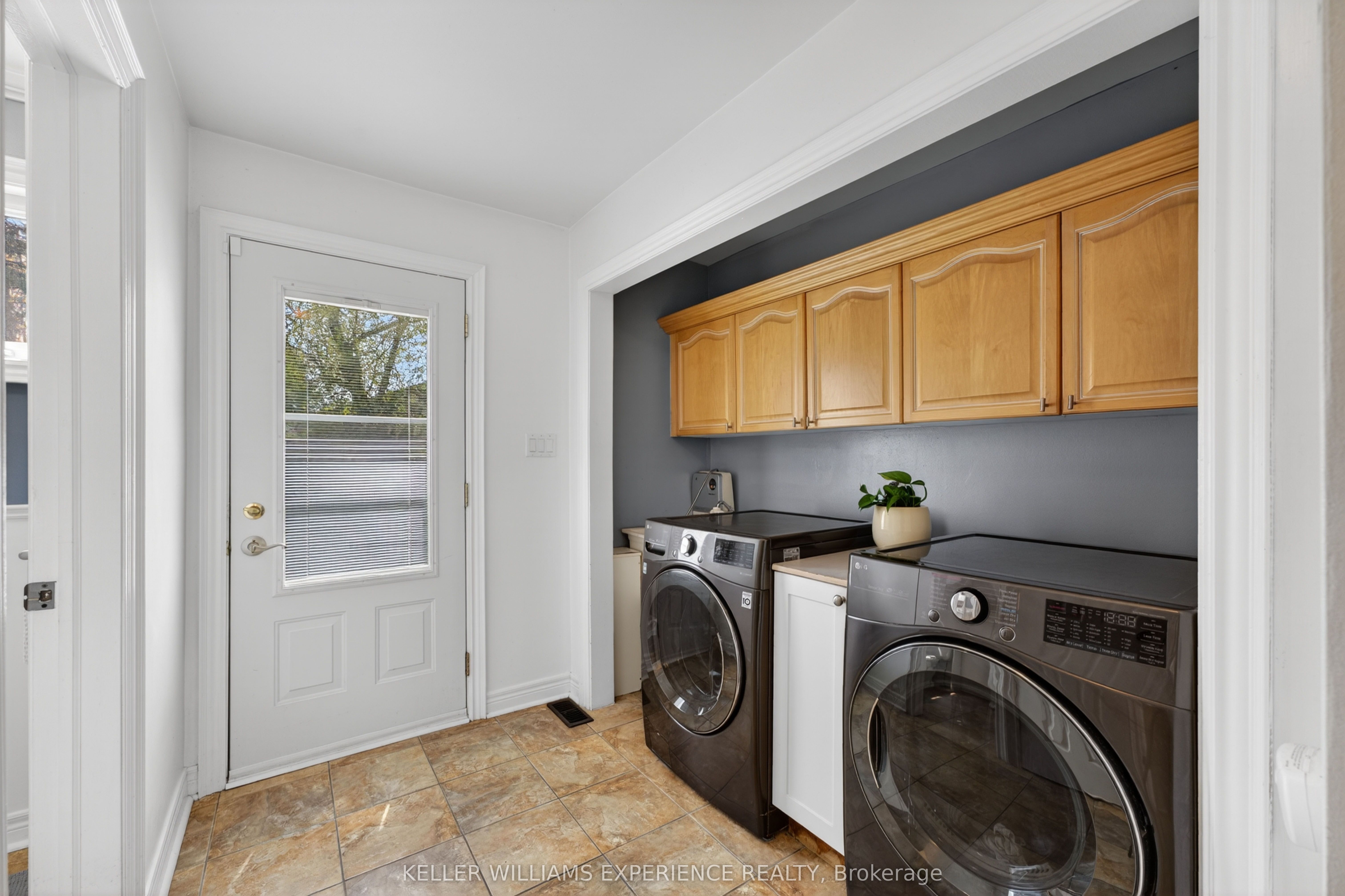 281 Victoria Street E Property Photo 9