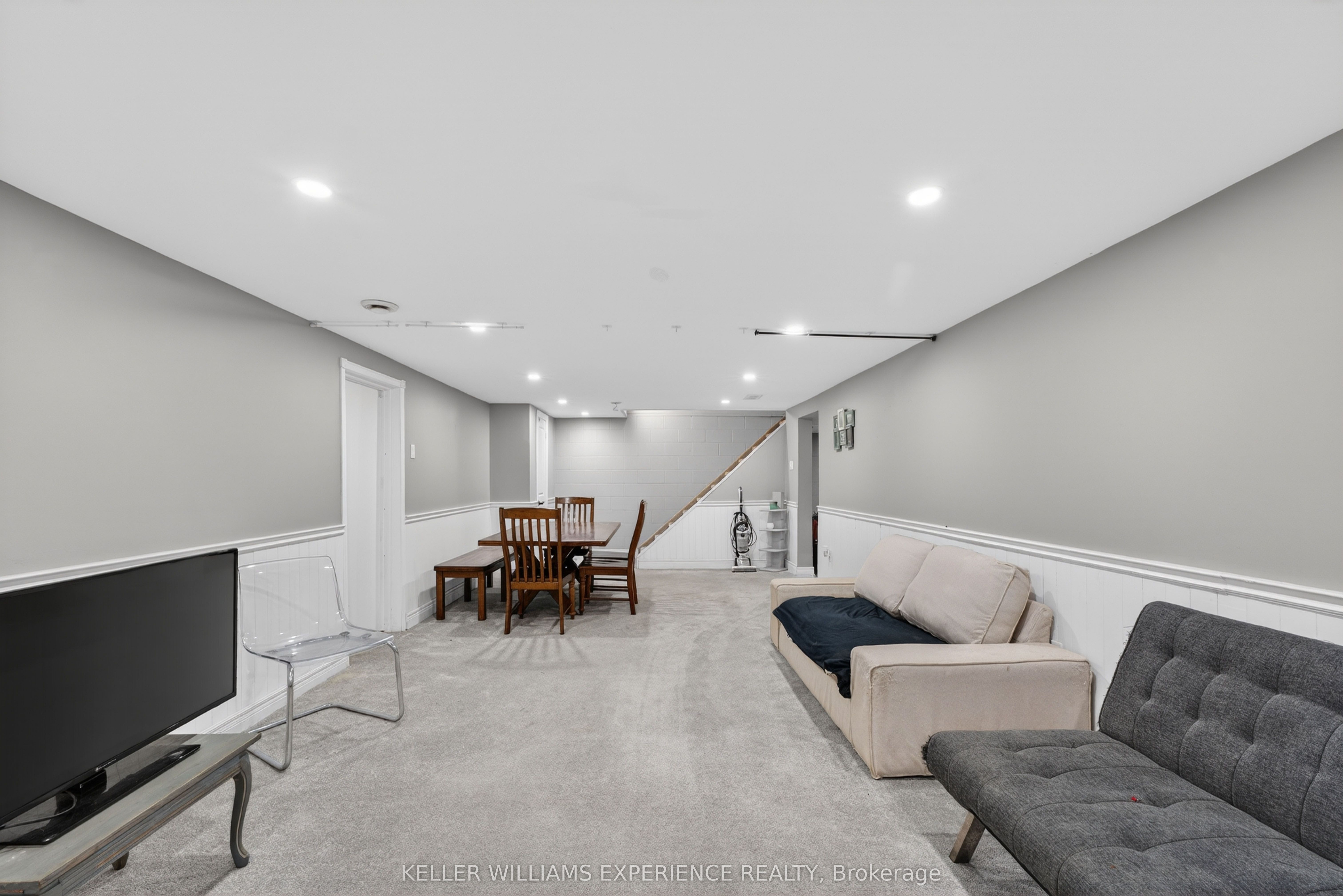 281 Victoria Street E Property Photo 23