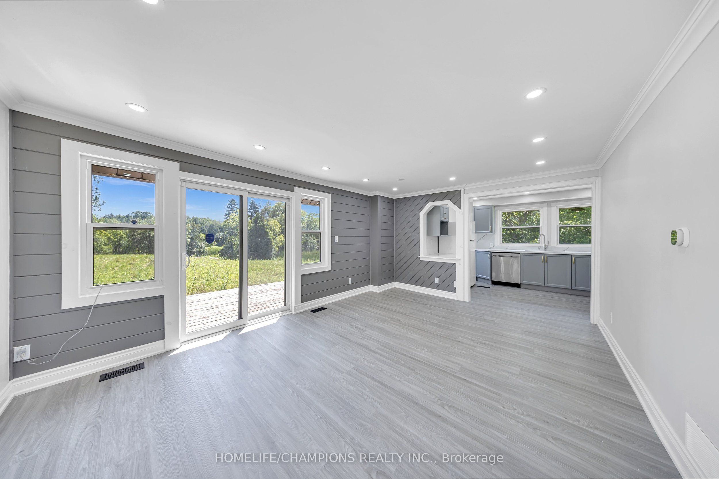 997 Mount Albert Road Property Photo 2