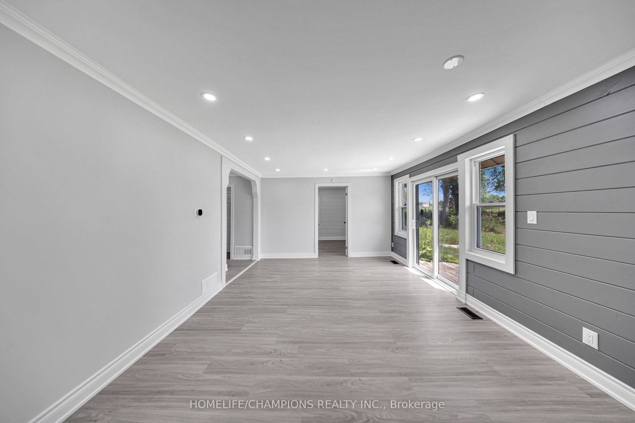 997 Mount Albert Road Property Photo 6