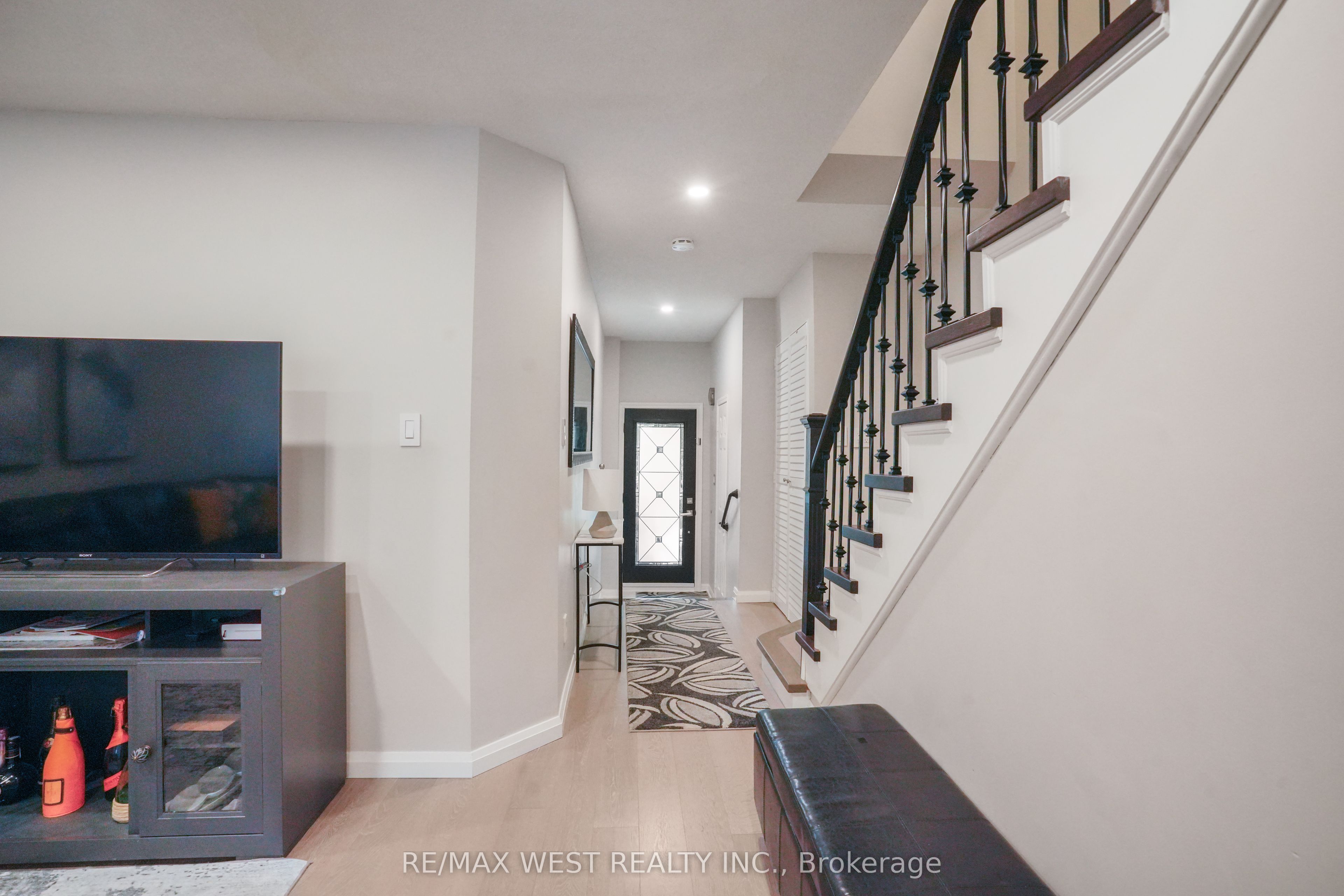 8 Jensen Court Property Photo 6