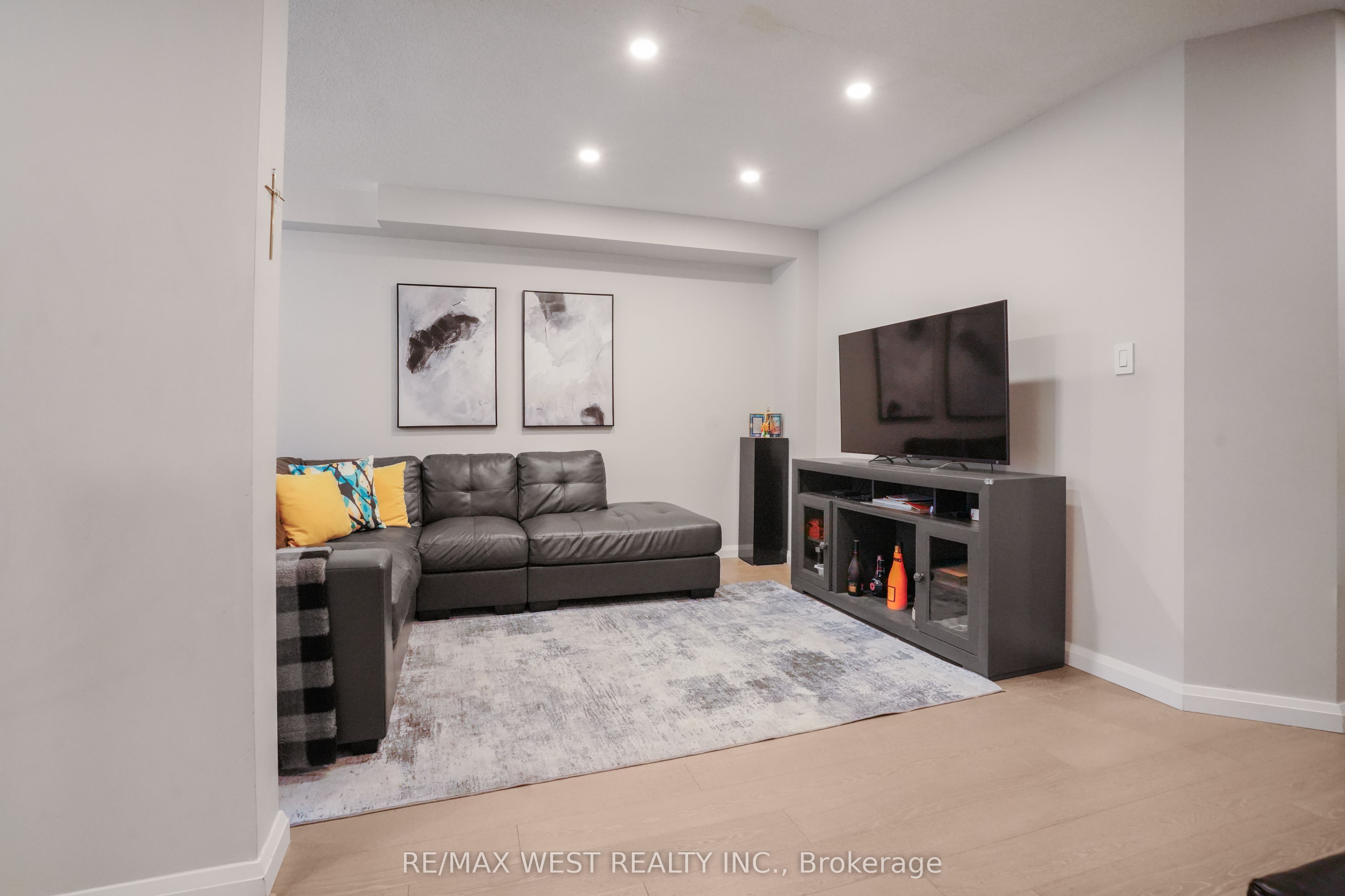 8 Jensen Court Property Photo 12