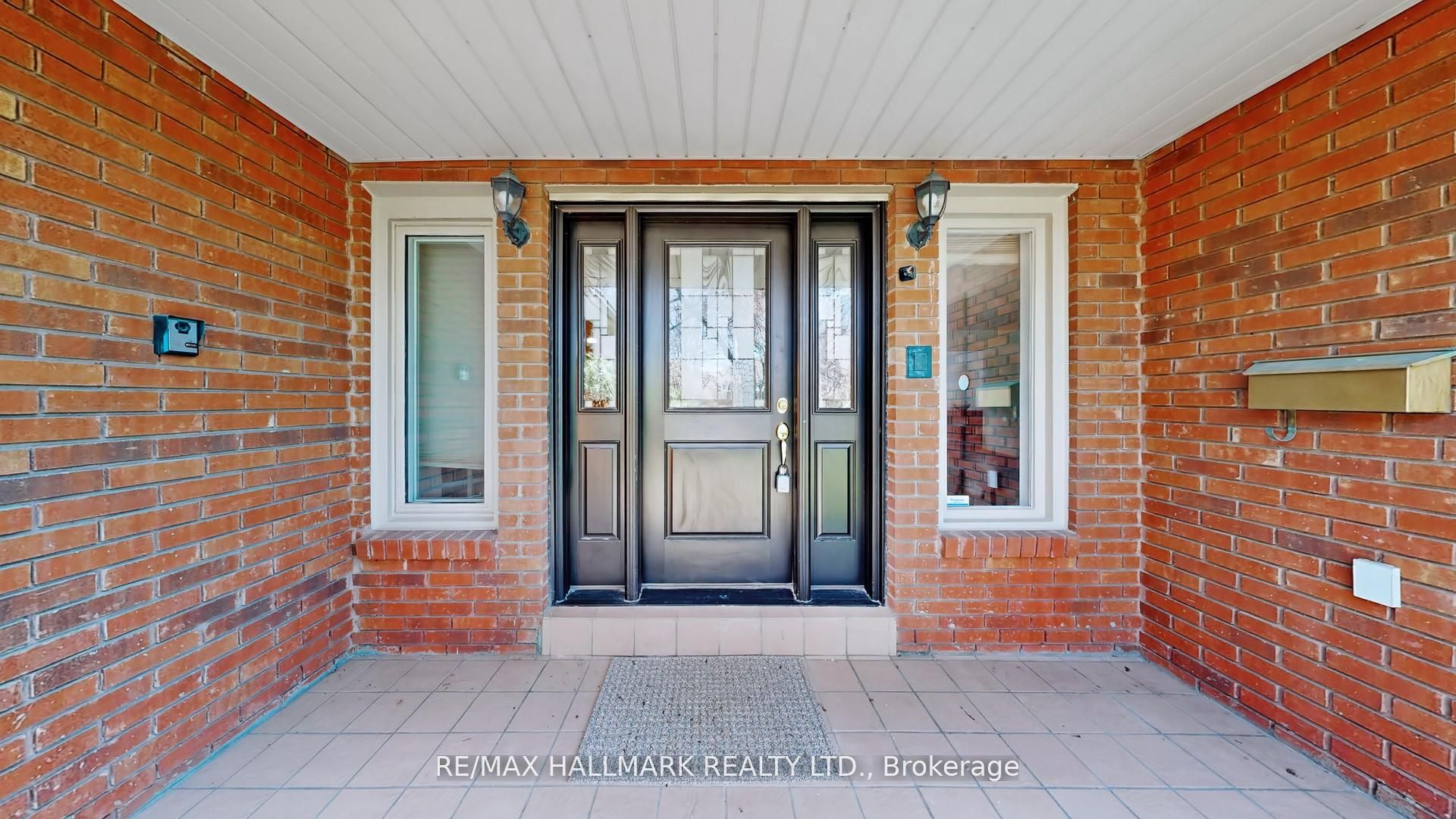 82 Windermere Crescent S Property Photo 3
