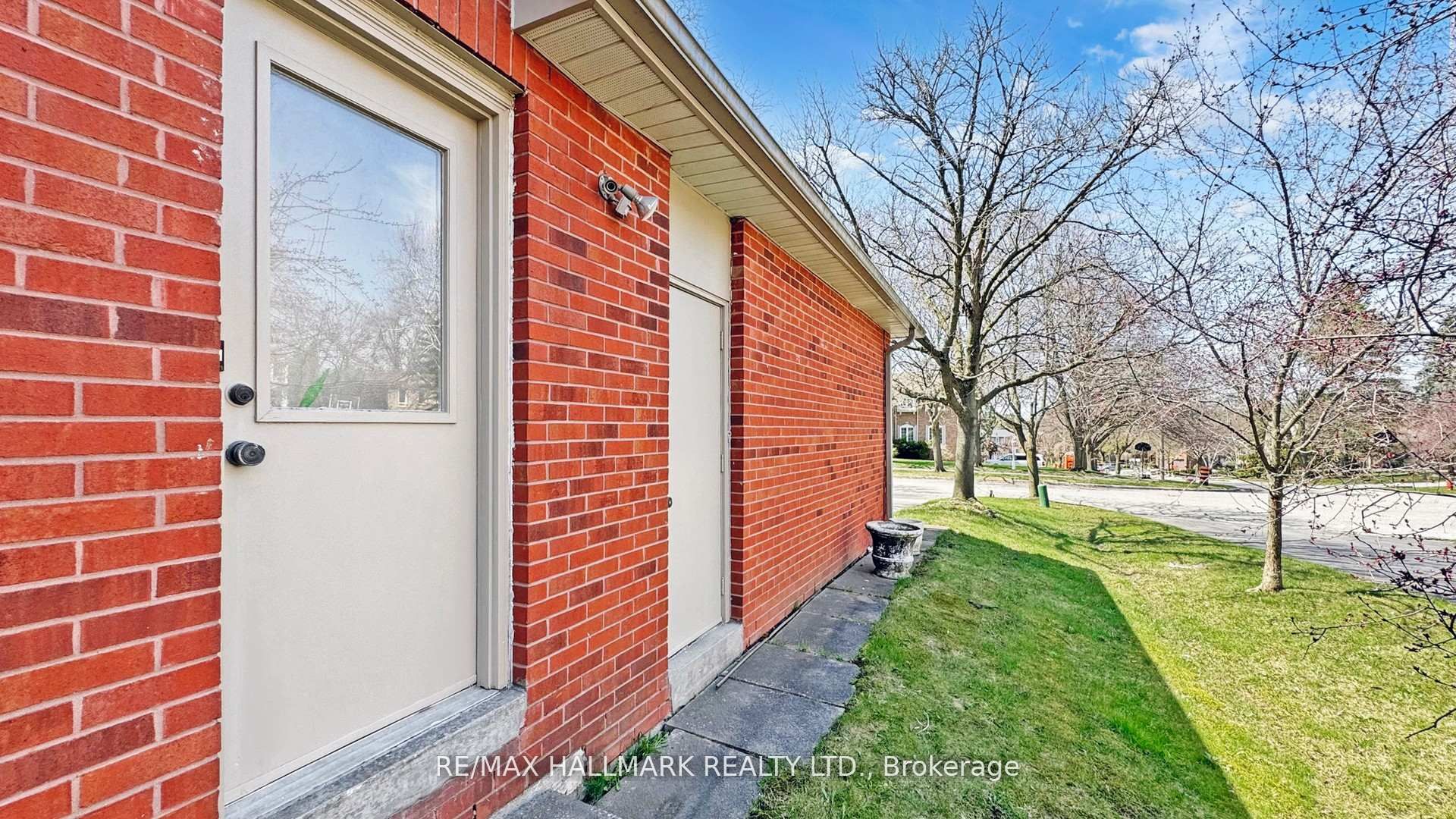 82 Windermere Crescent S Property Photo 44