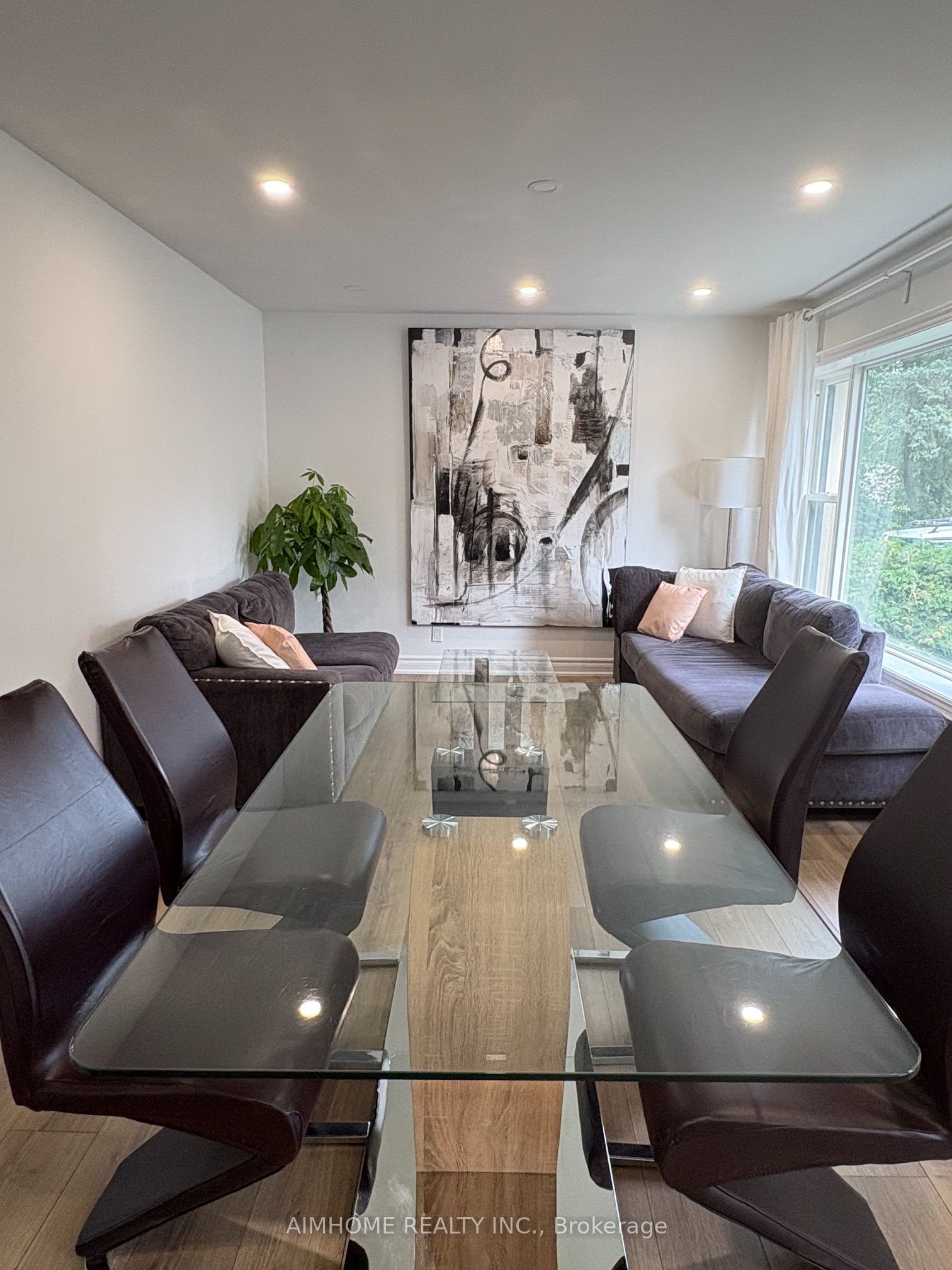 108 Steeles Avenue E Property Photo 6