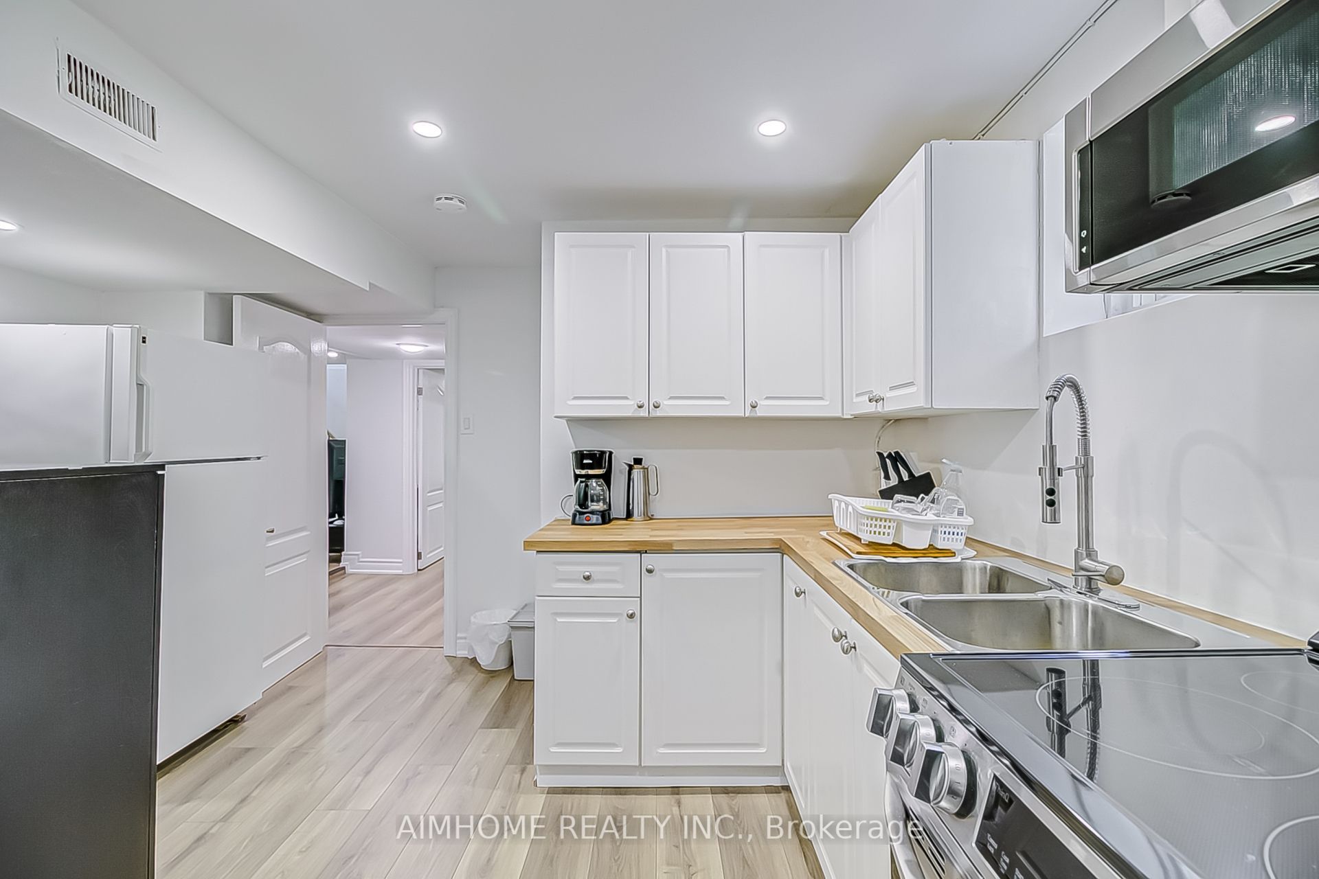 108 Steeles Avenue E Property Photo 26