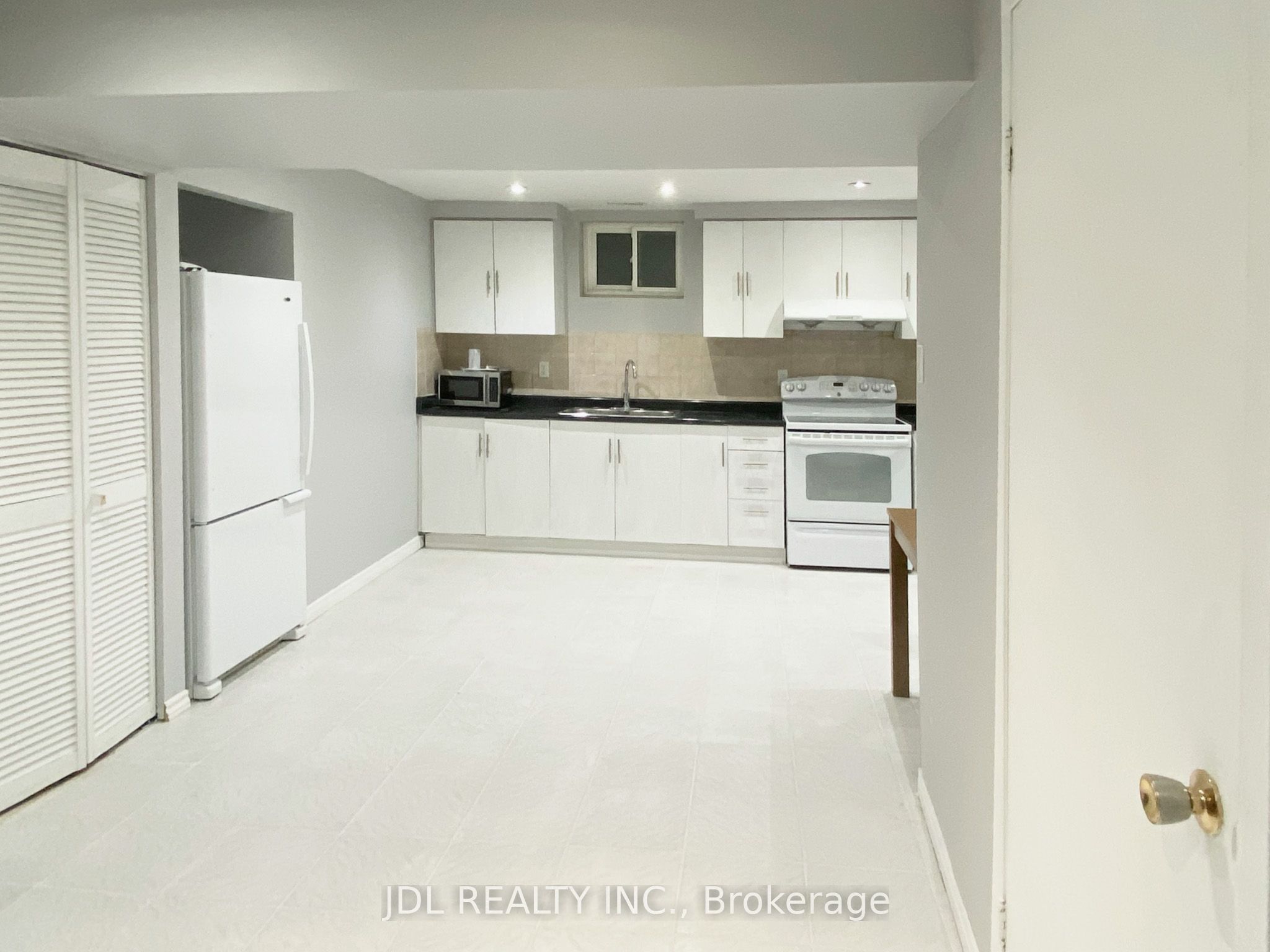 84 Adrian Crescent Basement Apartment Property Photo 3