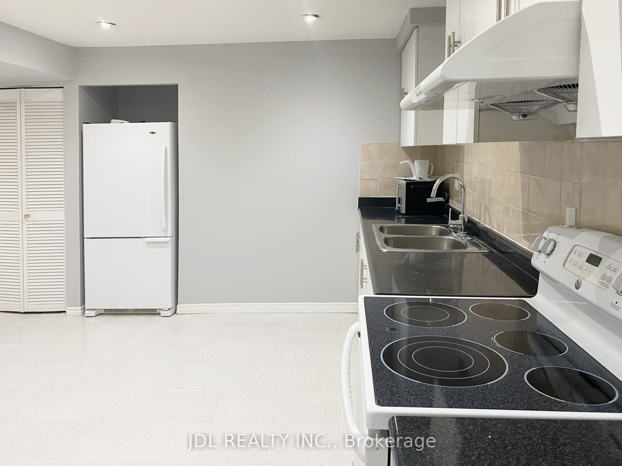 84 Adrian Crescent Basement Apartment Property Photo 4