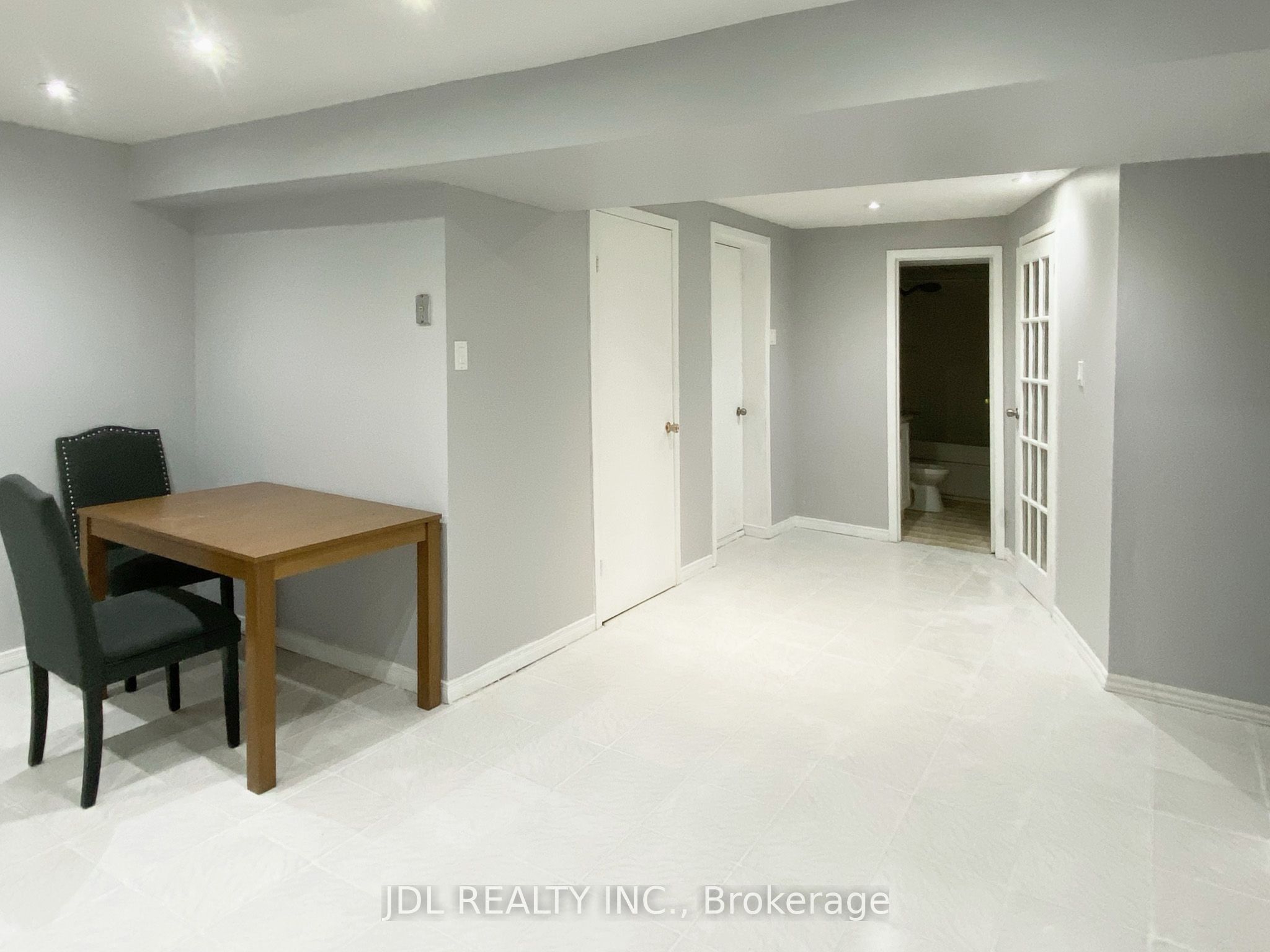 84 Adrian Crescent Basement Apartment Property Photo 5