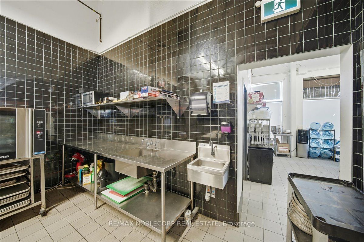 444 Holland Street W Property Photo 41